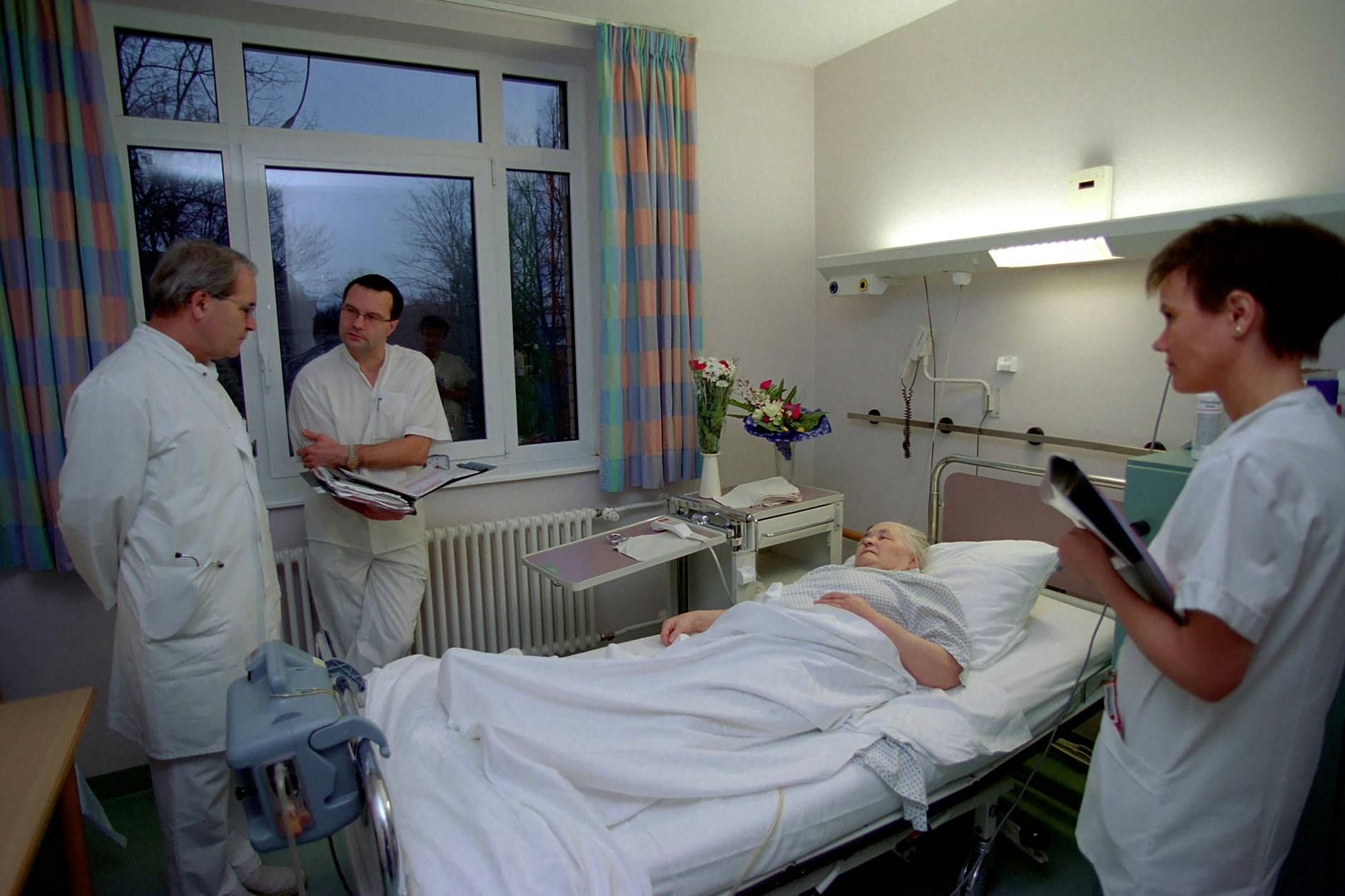 2001: Herzchirurg Dr. Berndt Schubel (l.) auf Visite im Herzzentrum Buch