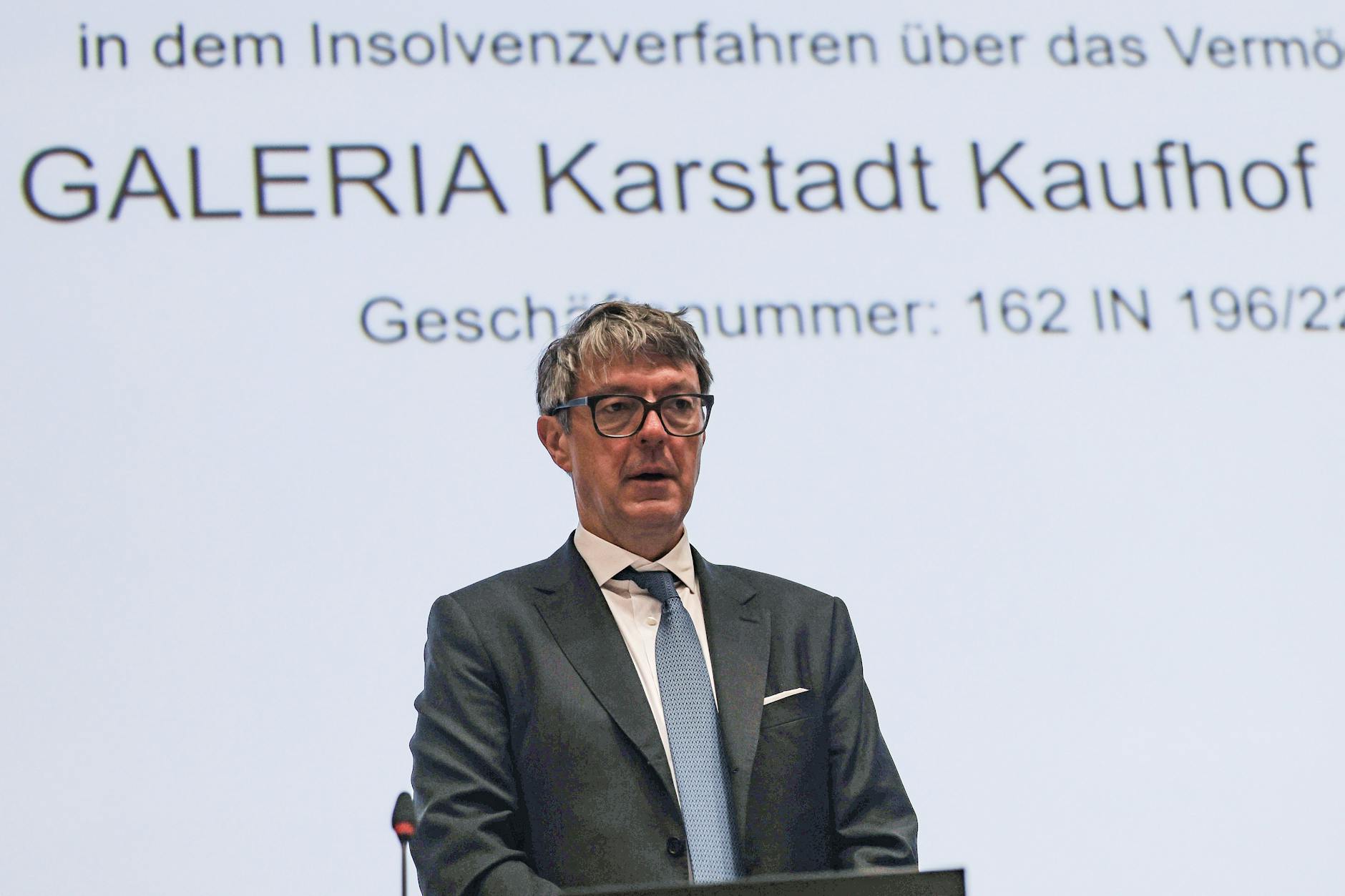 Essen: Arndt Geiwitz, Insolvenzverwalter, steht vor Gläubigerversammlung von „Galeria Karstadt Kaufhof“ auf dem Podium. 