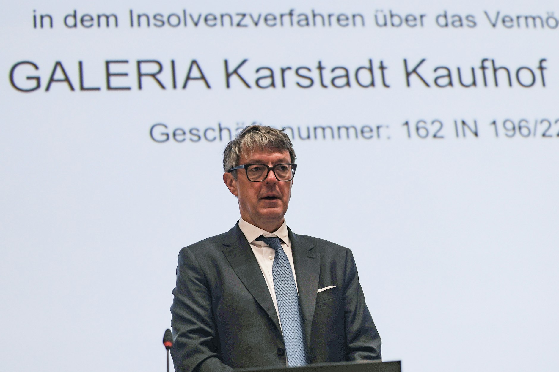 Essen: Arndt Geiwitz, Insolvenzverwalter, steht vor Gläubigerversammlung von „Galeria Karstadt Kaufhof“ auf dem Podium.&nbsp;