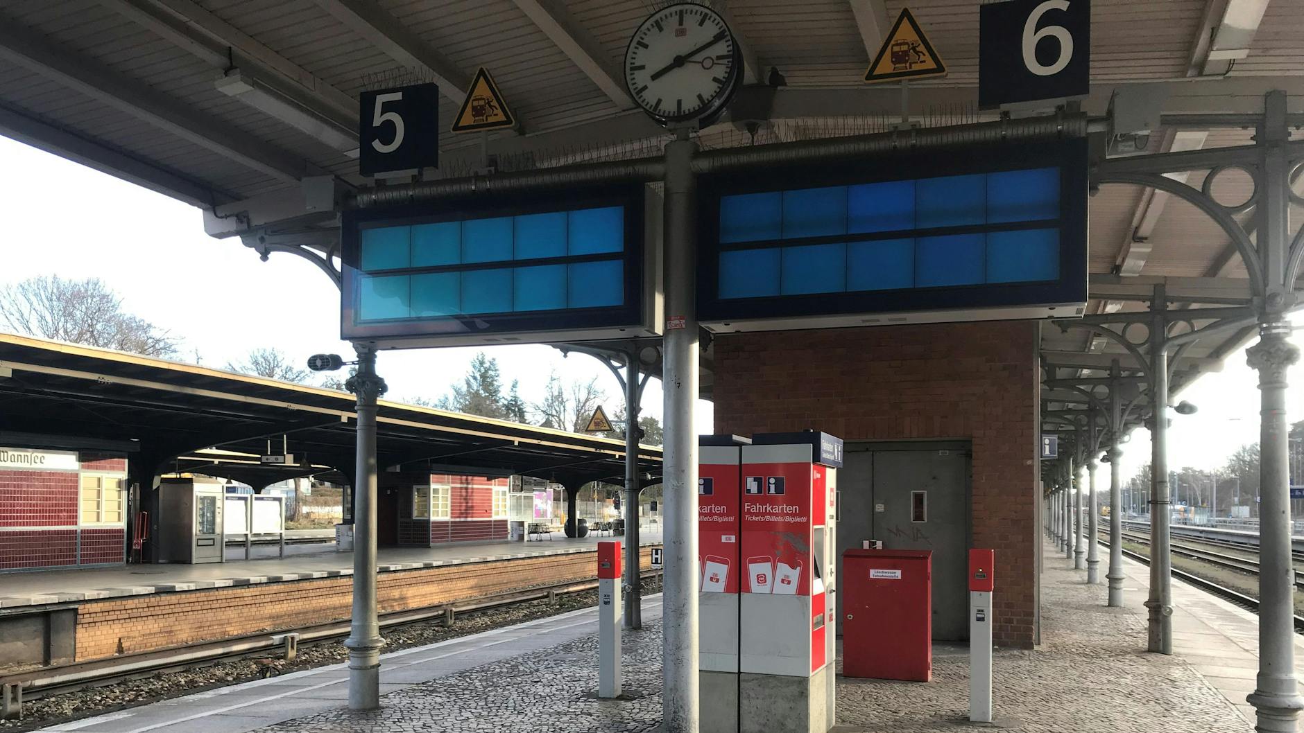 Einer der wichtigsten Anlaufpunkte für Pendler aus Brandenburg ist der Bahnhof Wannsee. Doch die Bahnsteige sind wegen des Mega-Streiks verwaist, wo sonst im morgendlichen Berufsverkehr hektische Treiben herrscht. Sogar die Anzeigetafeln arbeiten nicht. 