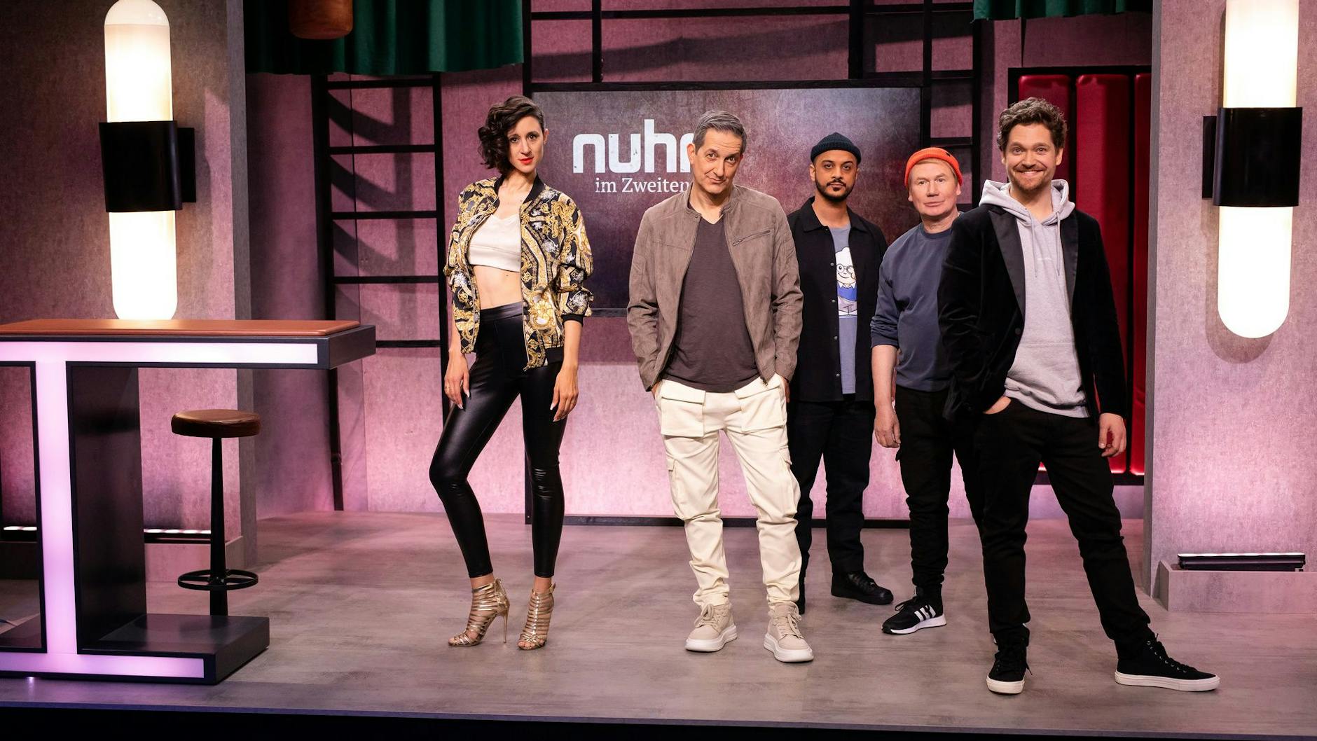 Sophie Berger, Sebastian Rüger, Younes Al-Amayra, Harald Burmeister und Philipp Lind als Millie Probst, Dieter Nuhr, Öznur Özsoy, Jochen Heppmann und Falk MacAllister im Neo Magazin Royale. (Beide Aufzählungen von links.)