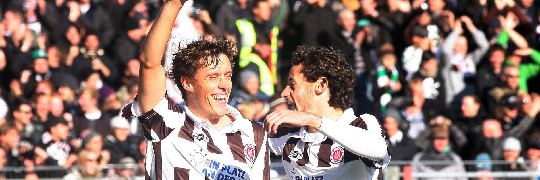 Max Kruse jubelt mit Jan-Philipp Kalla. Am Wochenende stieg in Hamburg das Abschiedsspiel für die St.-Pauli-Ikone. Kruse war dabei.