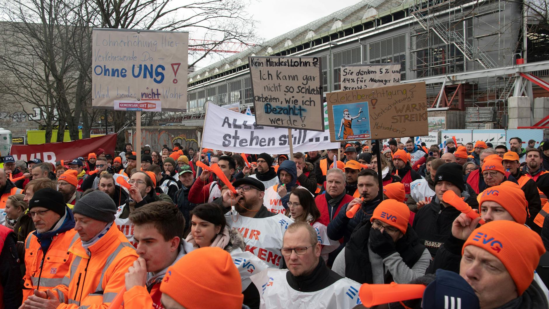Der Mega-Streik: Am Vormittag protestieren streikende Eisenbahner auf dem Vorplatz des Ostbahnhofes.