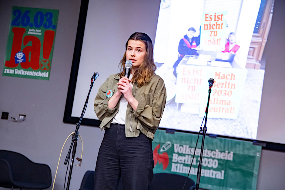 Luisa Neubauer spricht am 26. März 2023 auf der Wahlparty zum Volksentscheid der Initiative Klimaneustart Berlin.