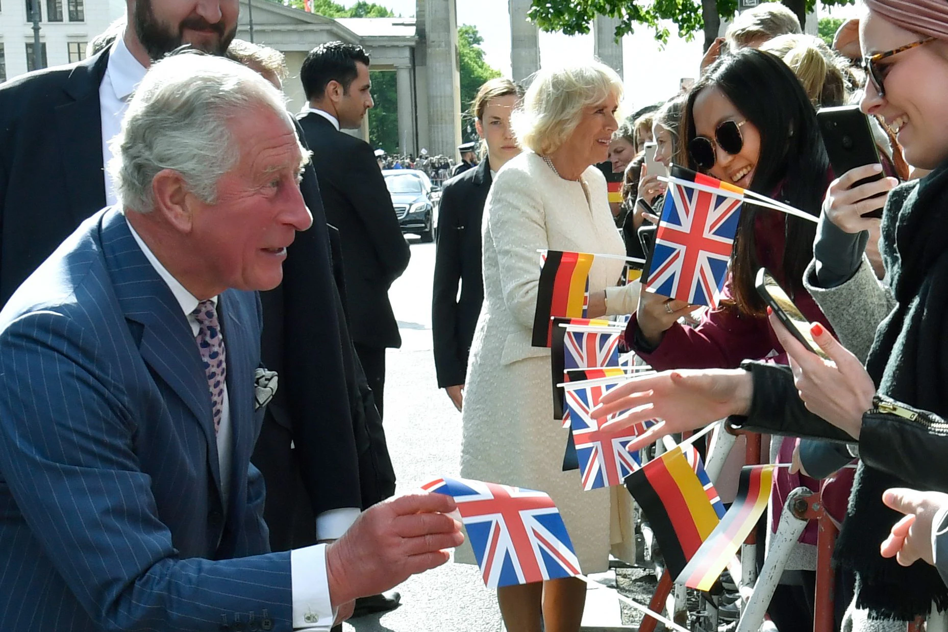 Der damalige Kronprinz im Jahr 2019 mit Berlinern am Brandenburger Tor.