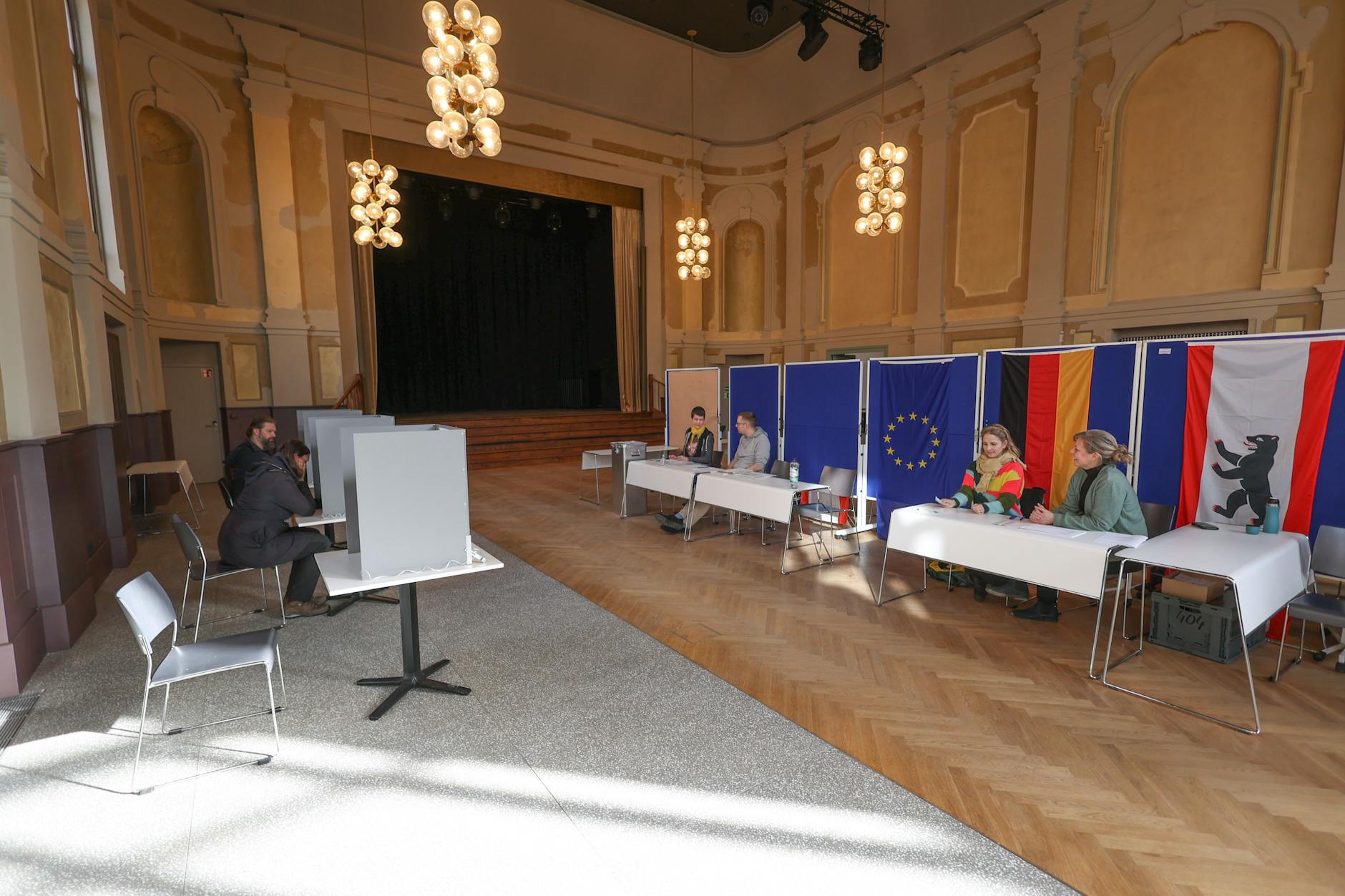 Blick in ein Wahllokal beim Volksentscheid „Berlin 2030 klimaneutral“.