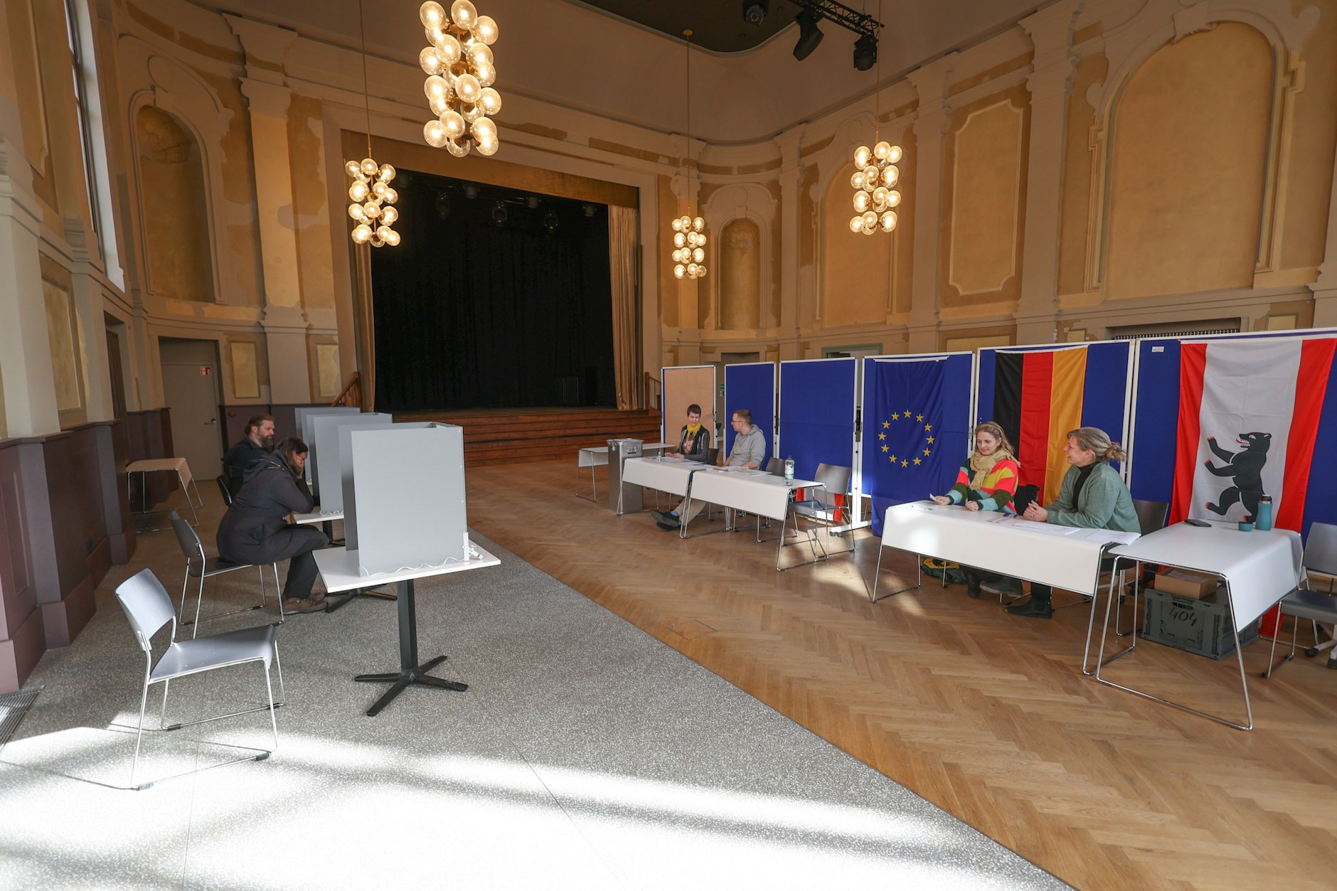 Blick in ein Wahllokal beim Volksentscheid „Berlin 2030 klimaneutral“.