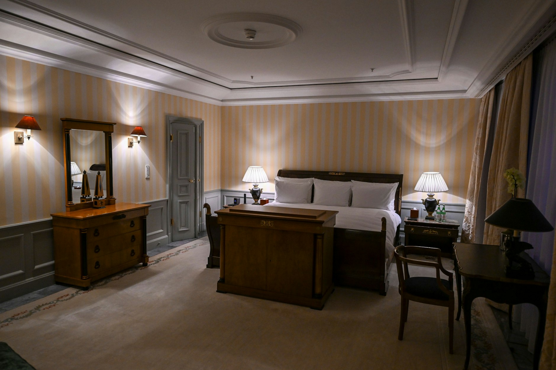 Das Bett im Schlafzimmer der Royal Suite im Hotel Adlon hat Kingsize-Übergröße und einen Ausblick auf das Brandenburger Tor. Insidern zufolge wird König Charles III. wohl dort unterkommen.