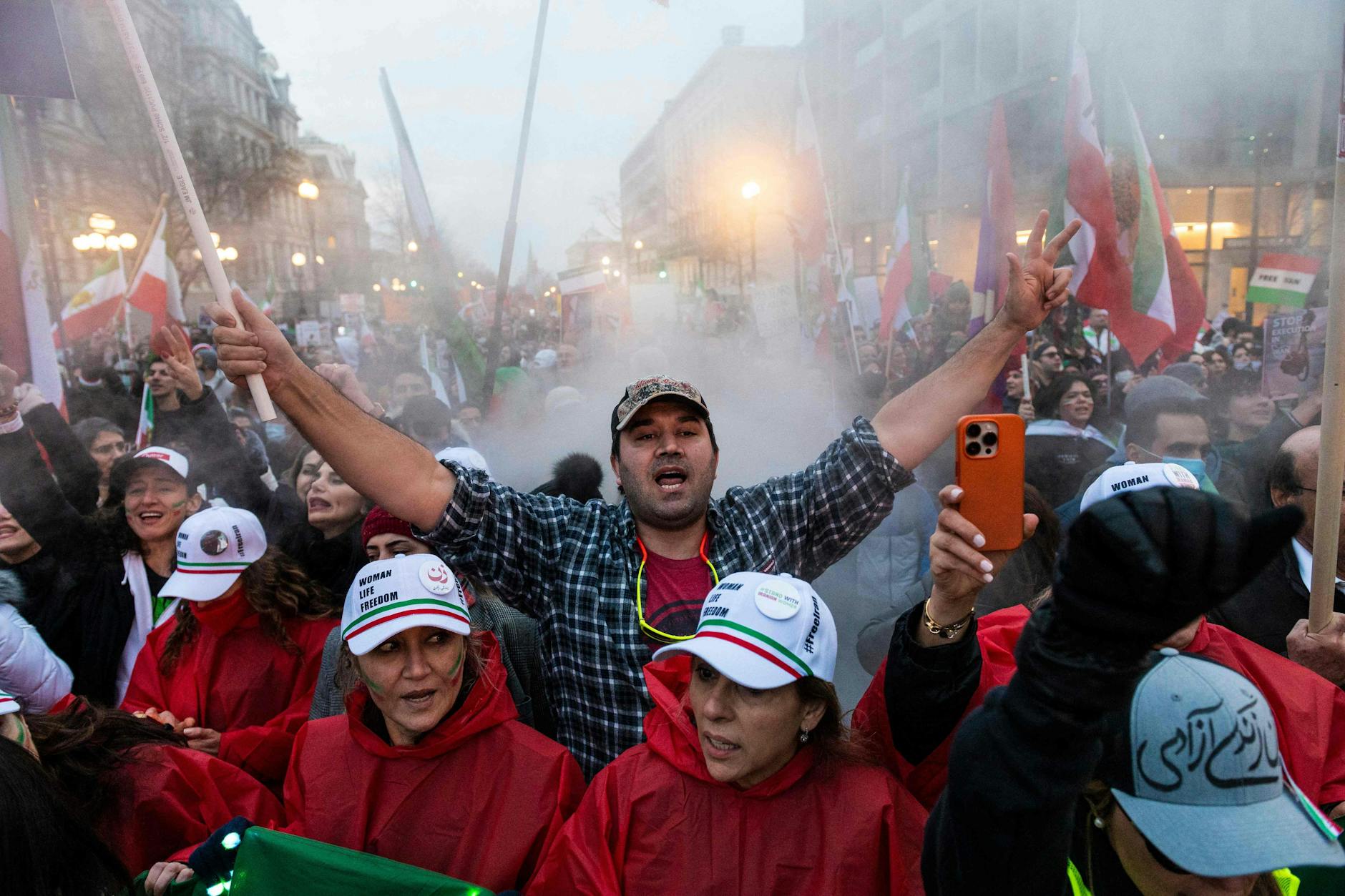 Demonstranten protestieren in Washington D.C. gegen das Mullah-Regime im Iran. 