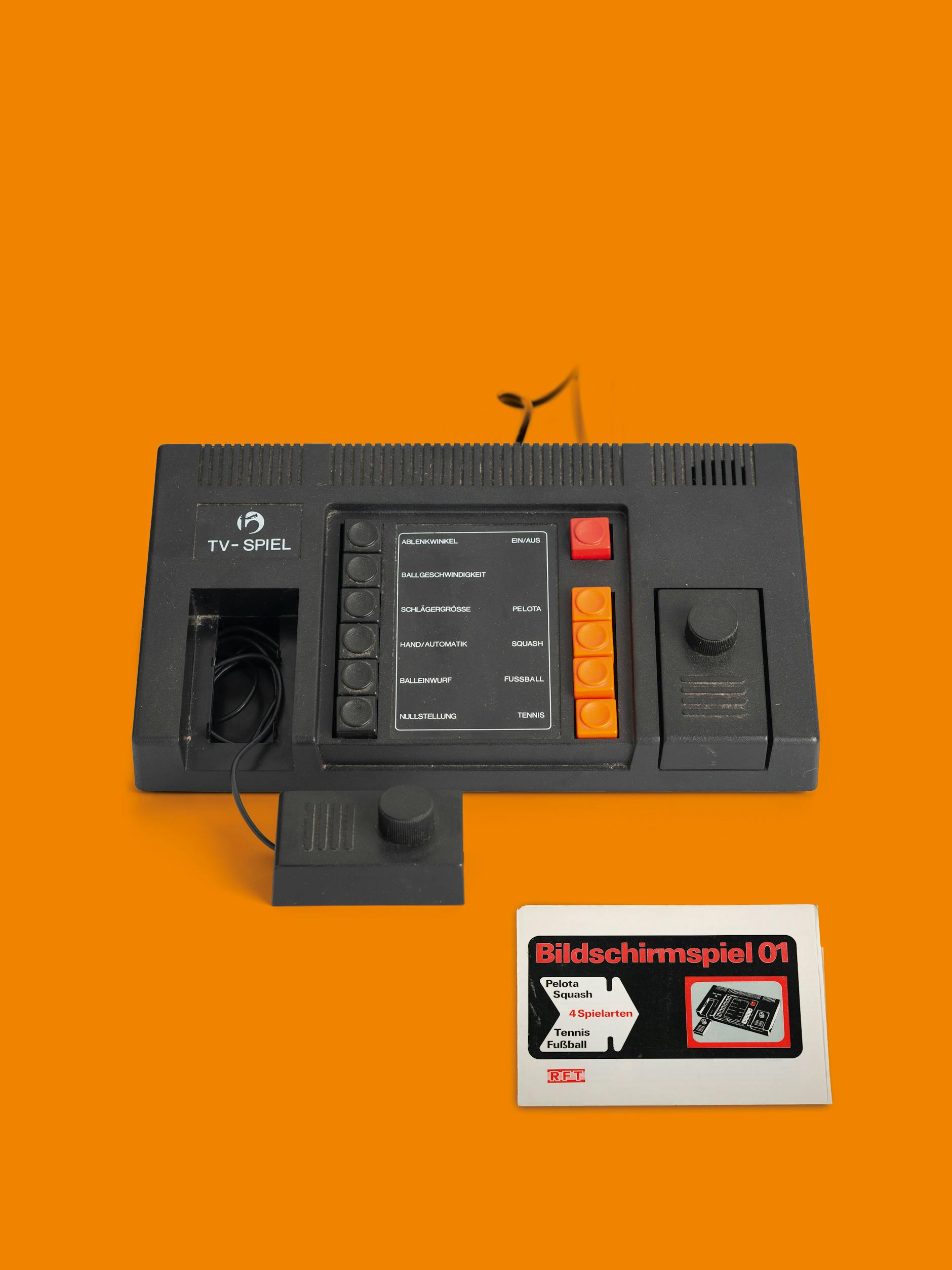 Die Spielkonsole Bildschirmspiel BSS 01. ist ebenfalls im Bildband „DDR-Alltag in 200 Objekten“ zu sehen.