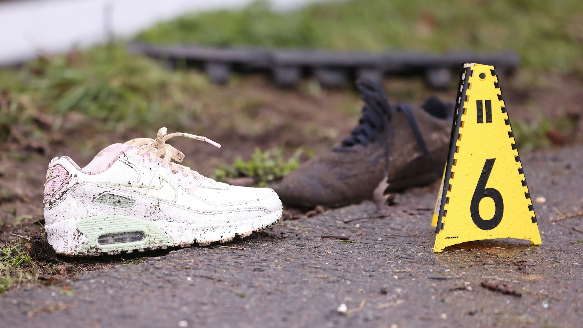 Sportschuhe der Unfallopfer liegen auf dem Seitenstreifen neben der A3 bei Emmerich.