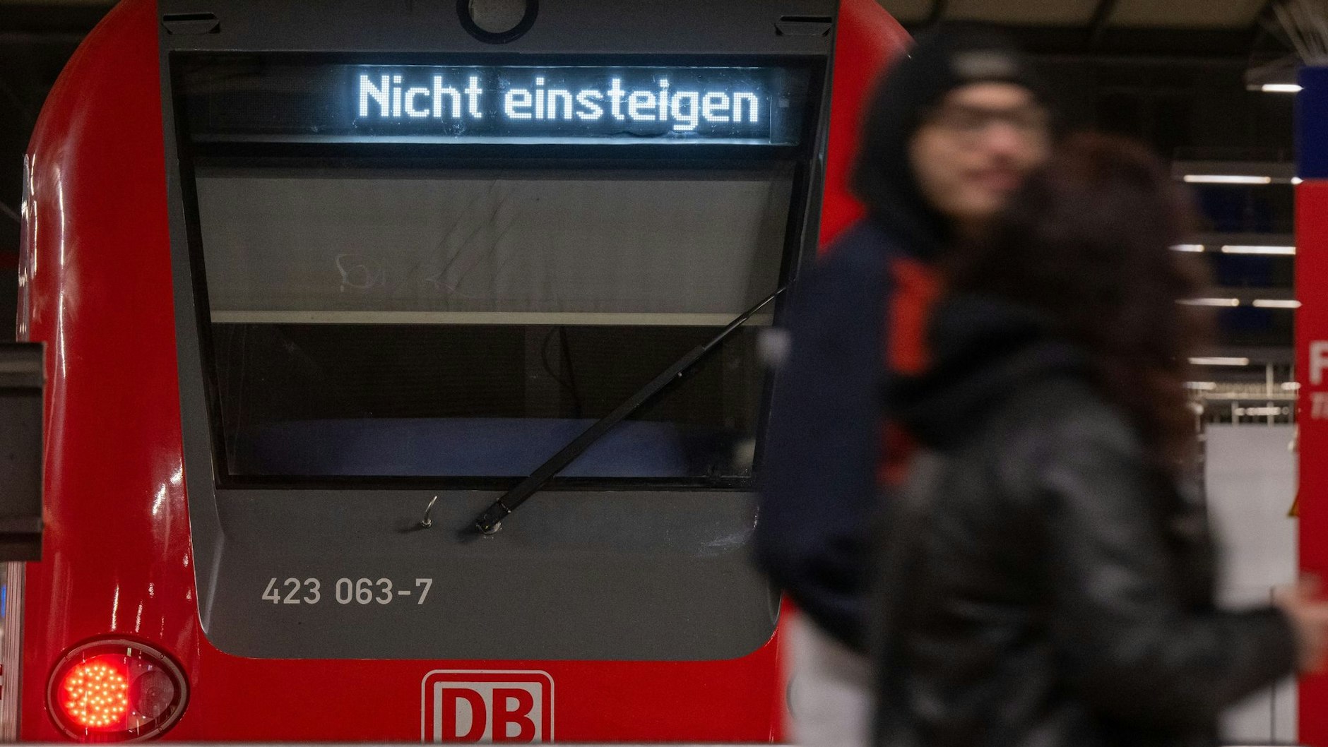 "Nicht einsteigen" steht auf der Anzeigetafel einer Bahn, die im Hauptbahnhof München steht. Die Bahn wird am Montag bestreikt.