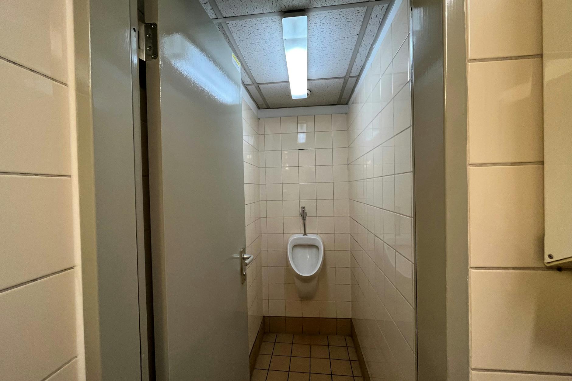 Bitte die Luft anhalten! Ein Raum der Personaltoilette im U-Bahnhof Märkisches Museum an der U2 in Mitte