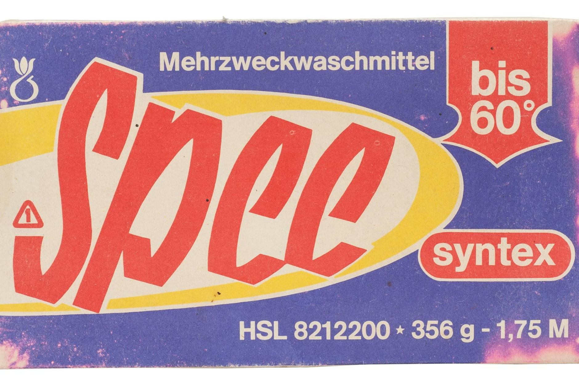 Spee war zu DDR-Zeiten das vielleicht bekannteste Waschmittel und hat als Marke bis heute überlebt. Zu sehen im Bildband „DDR-Alltag in 200 Objekten“.