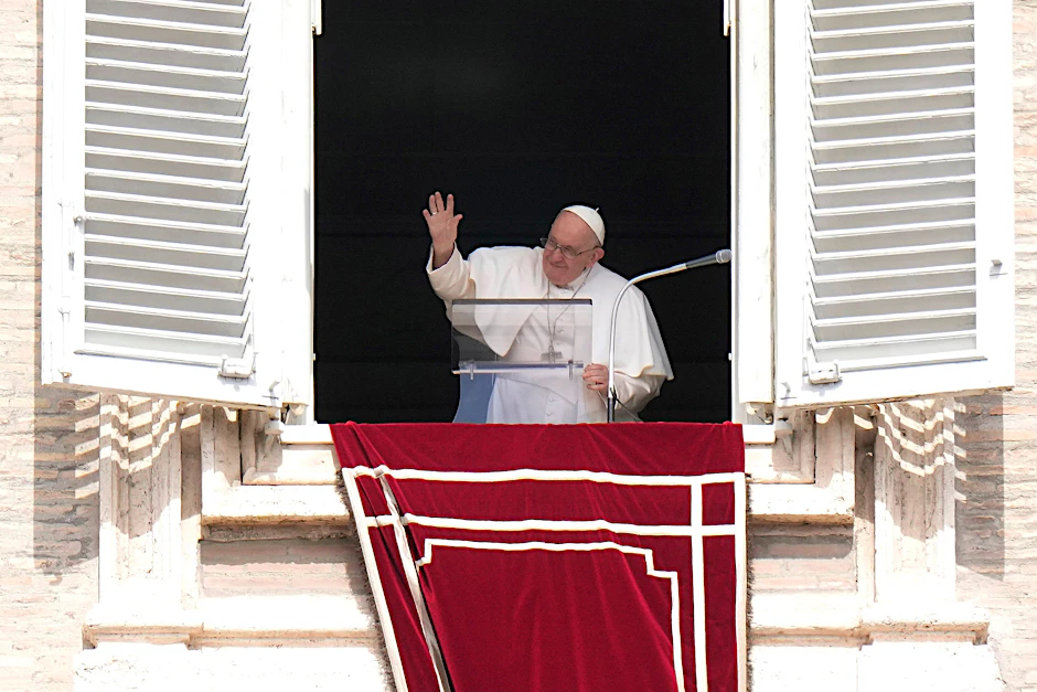 &nbsp;Papst Franziskus winkt während des Angelus-Mittagsgebets auf dem Petersplatz.&nbsp;