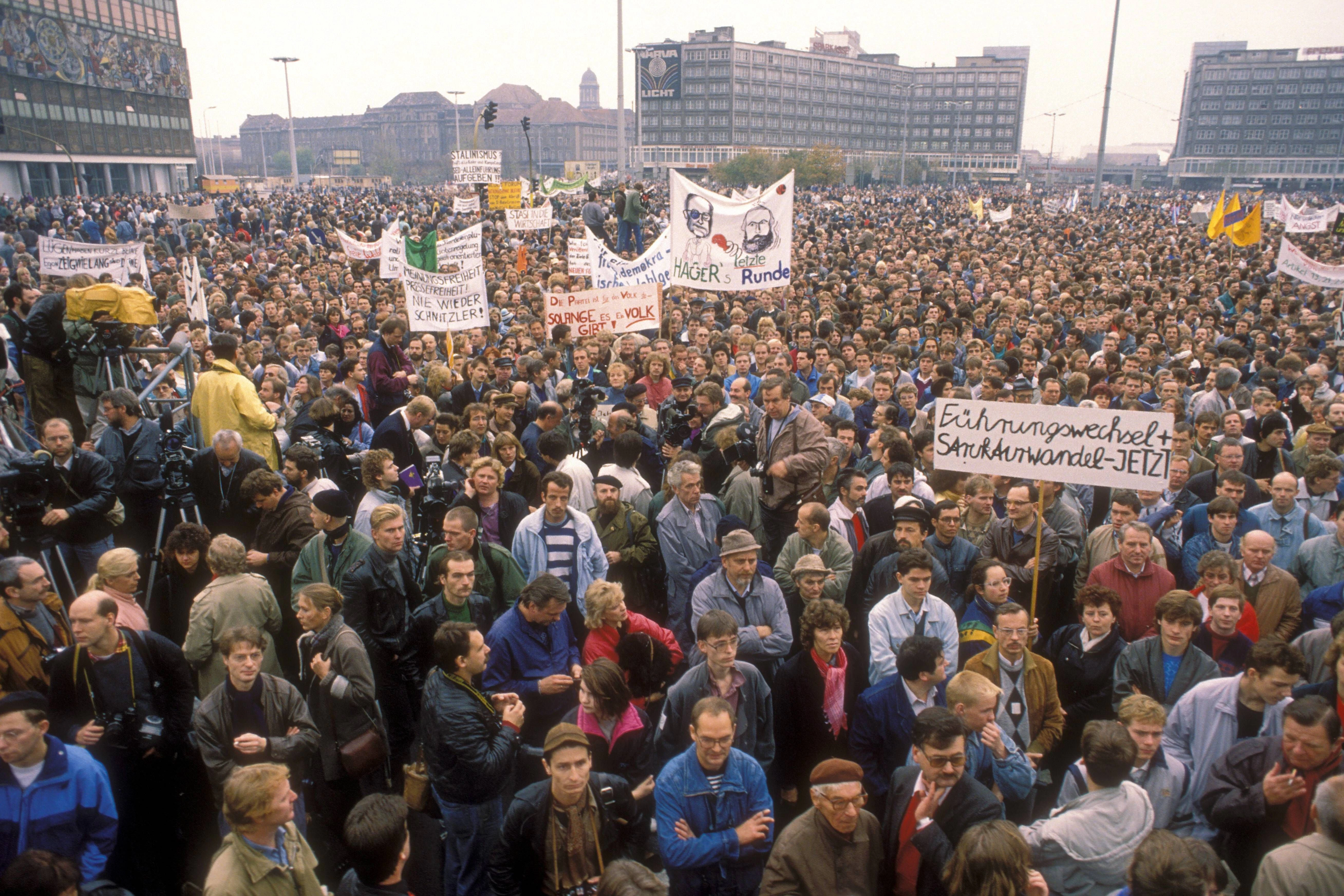 Ostdeutsche demonstrieren auf dem Alexanderplatz gegen staatliche Zensur.