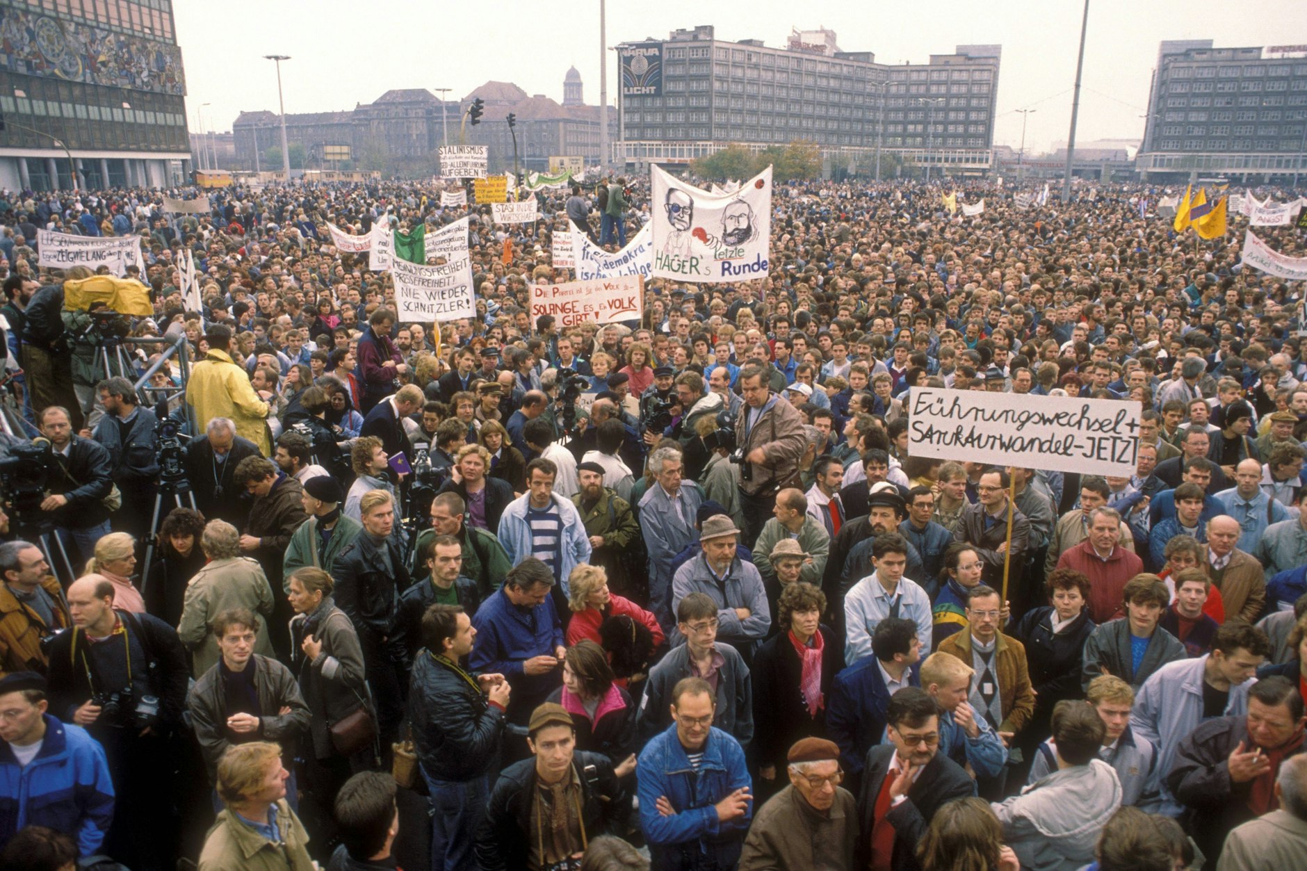 Ostdeutsche demonstrieren auf dem Alexanderplatz gegen staatliche Zensur.