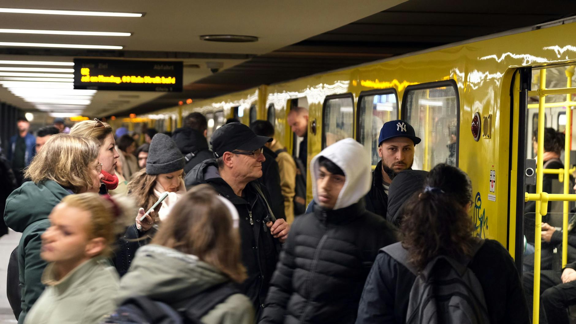 Die U-Bahnhöfe sind wegen des Mega-Streiks rappelvoll, die Menschen drängen sich in die überfüllten Züge der BVG, die nicht bestreikt wird. 
