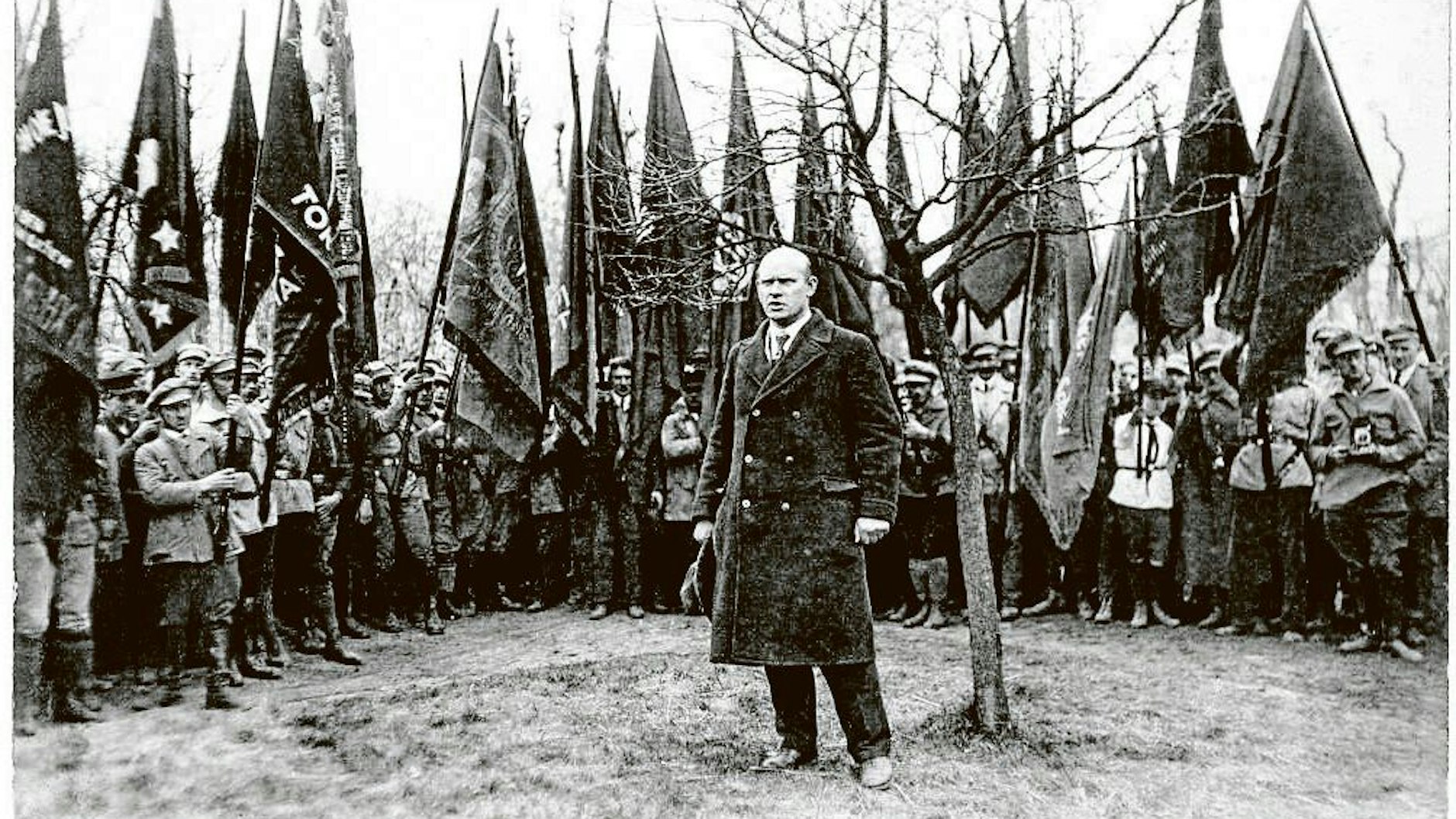 Ernst Thälmann, Führer der Kommunistischen Partei Deutschlands, bei einer Rede vor Parteigenossen. Eine Büste von ihm ist in der Klosterausstellung zu sehen.