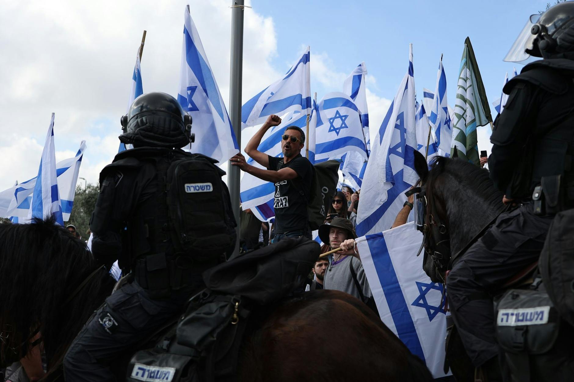 Demonstranten und berittene Polizisten in Jerusalem.