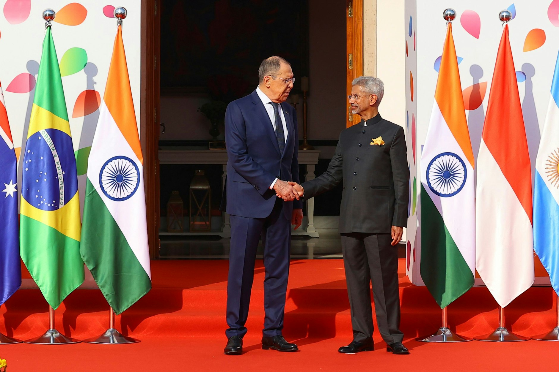 Sergej Lawrow (Russland) und Subrahmanyam Jaishankar (Indien) am Rande des G20-Außenministertreffens am 2. März 2023.