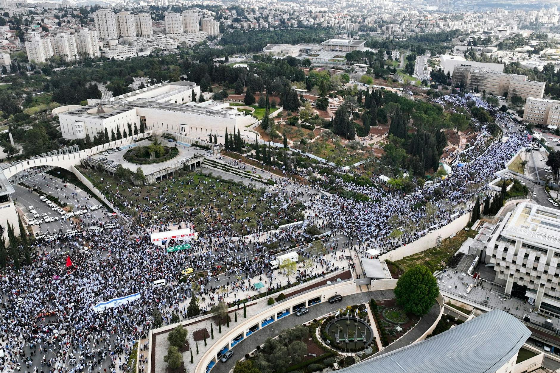 Zehntausende Demonstranten protestieren vor dem Parlament in Jerusalem gegen die geplante Justizrefom.