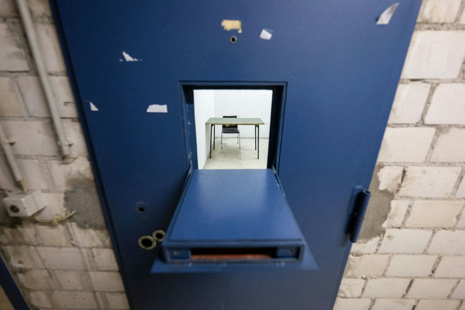 Blick in eine Wartezelle im Mehrzweckgebäude der Justizvollzugsanstalt Stuttgart-Stammheim.