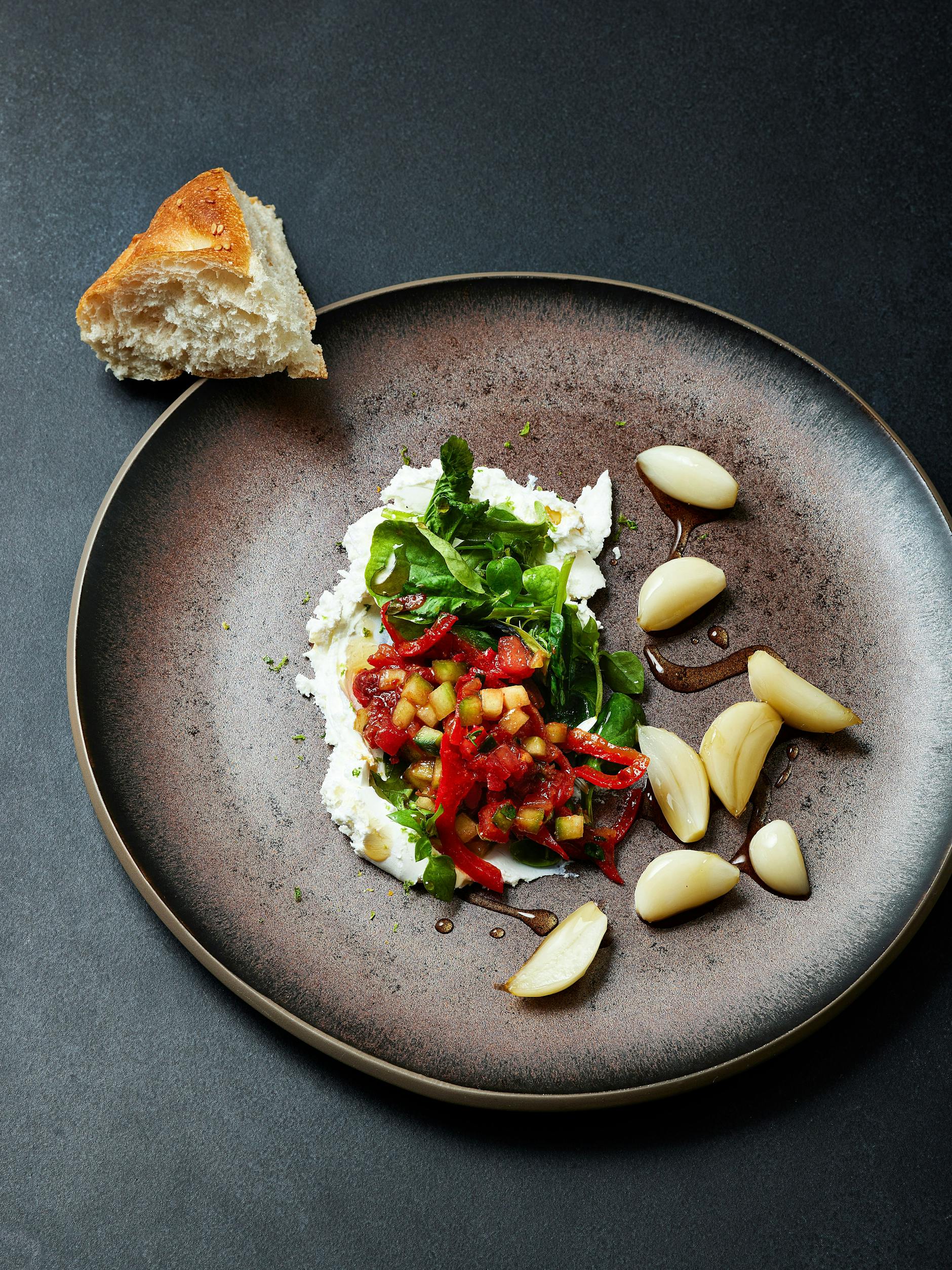 Ein Rezept aus dem Buch: Der Salat mit süßem Knoblauch bekommt durch Rauchpaprikapulver eine besondere Note.