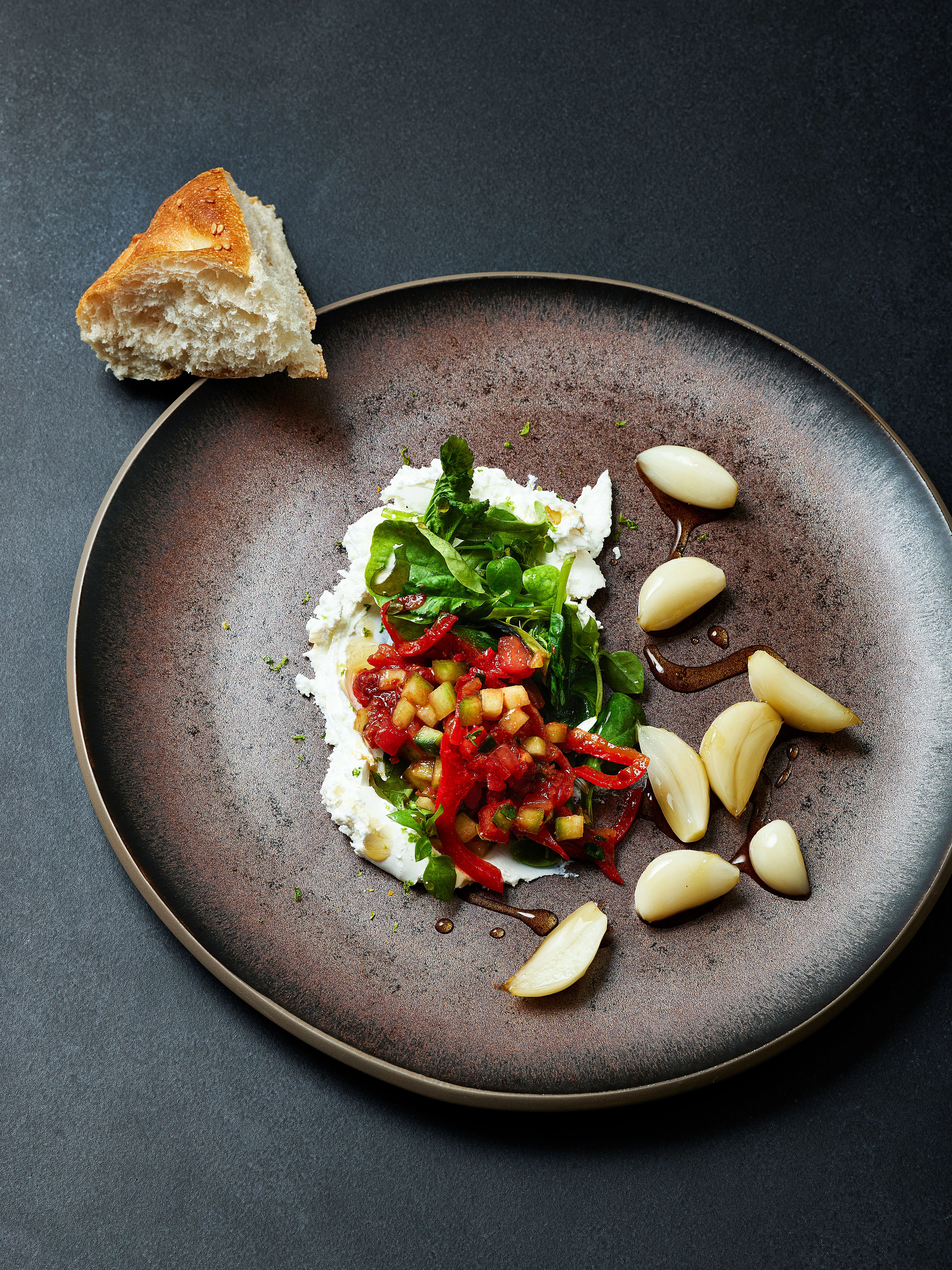 Ein Rezept aus dem Buch: Der Salat mit süßem Knoblauch bekommt durch Rauchpaprikapulver eine besondere Note.