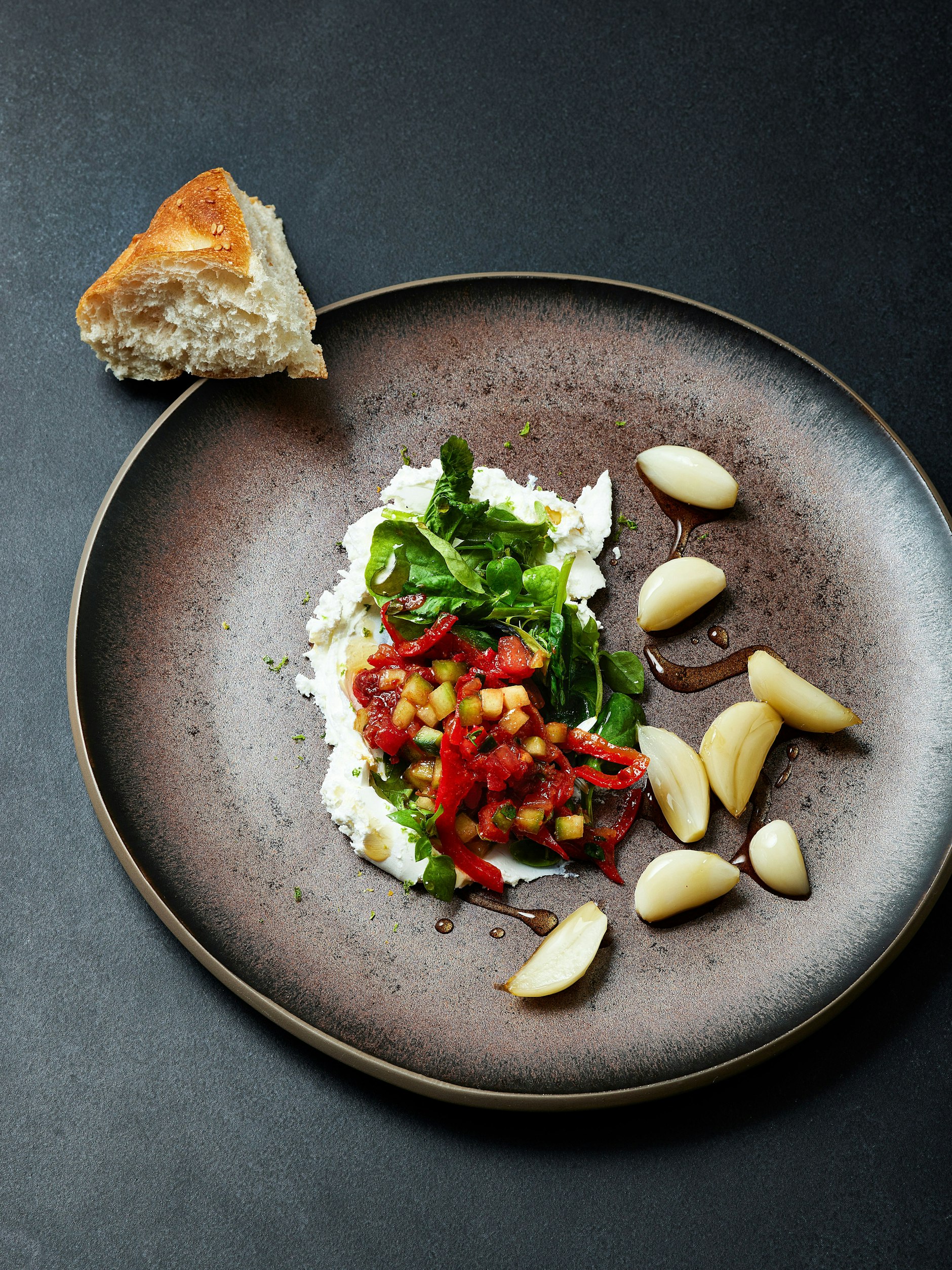 Ein Rezept aus dem Buch: Der Salat mit süßem Knoblauch bekommt durch Rauchpaprikapulver eine besondere Note.