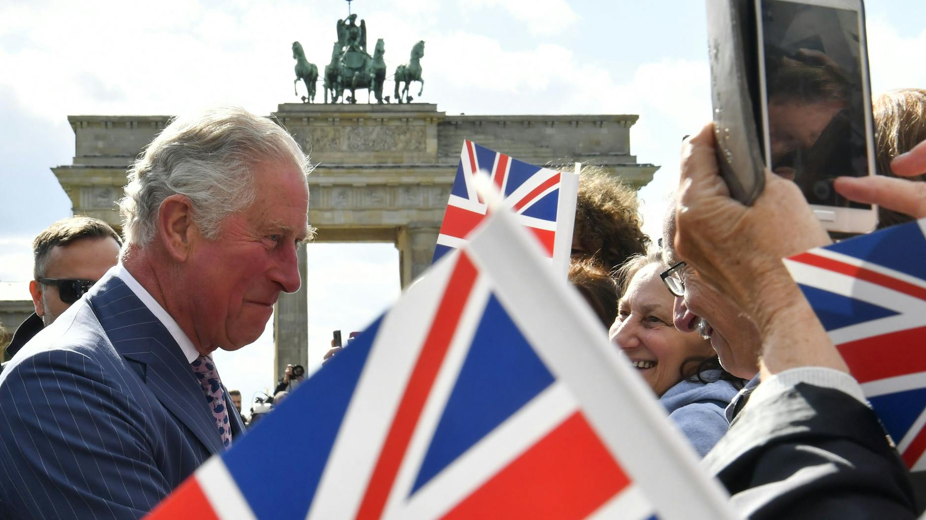 2019 besuchte Charles schon einmal das Brandenburger Tor und kam mit Berlinern ins Gespräch. Damals aber war er noch Prinz.