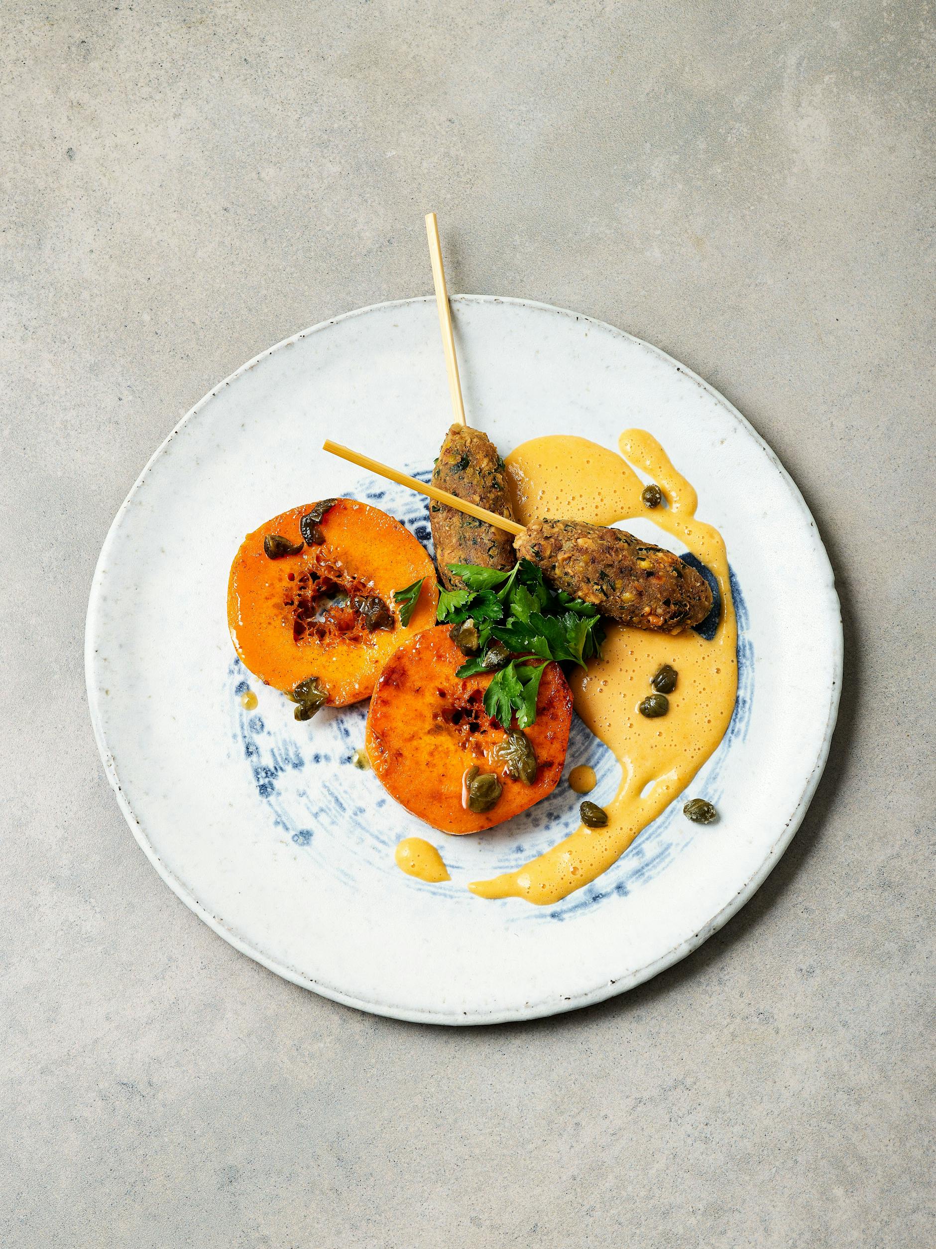 Einer der Lieblinge von Heiko Antoniewicz: Kürbis mit Walnussköfte. Das Gericht wird mit Dukkah abgeschmeckt.