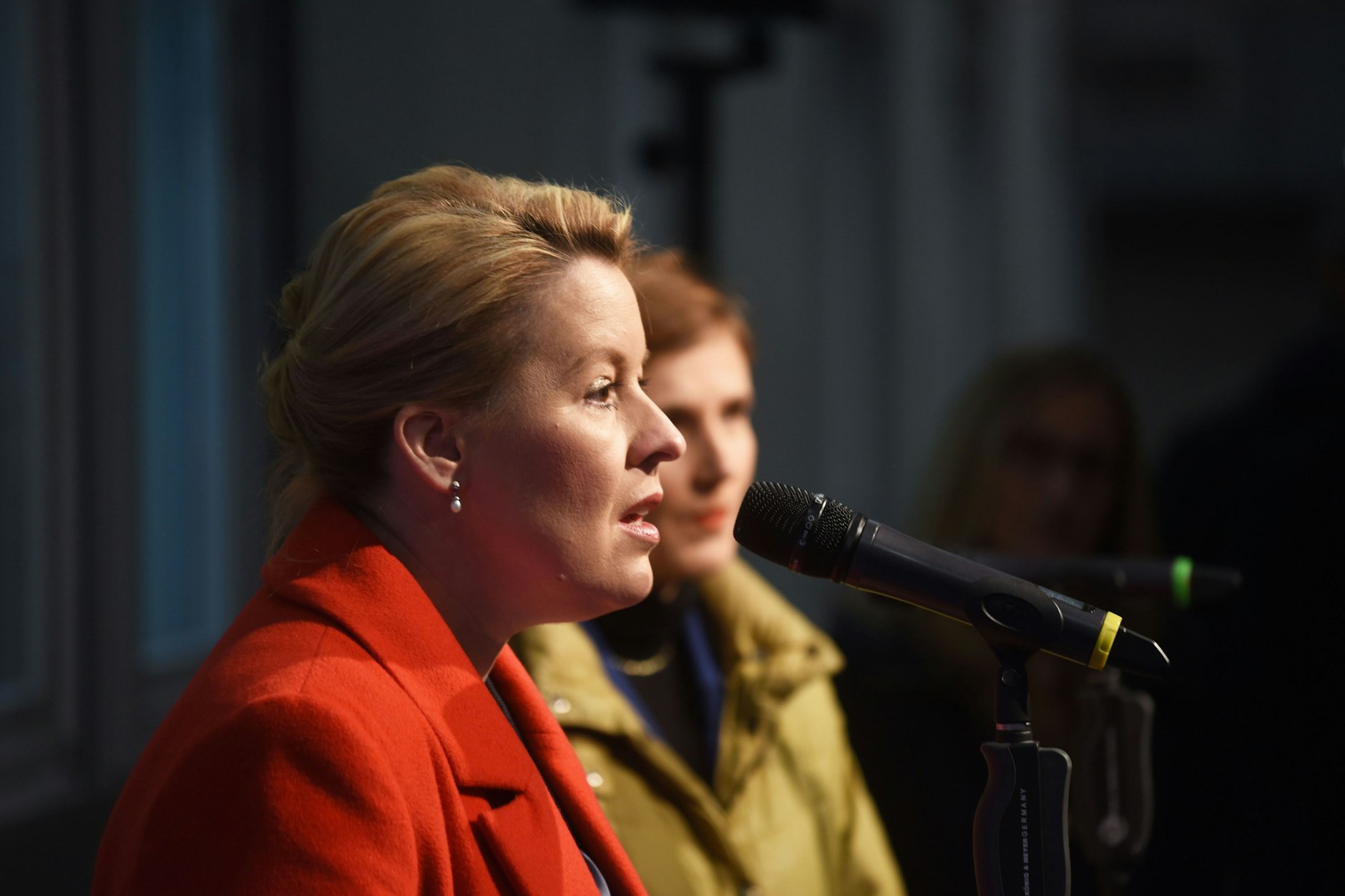 Berlins Regierende Bürgermeisterin Franziska Giffey und Sozialsenatorin Katja Kipping auf einer Pressekonferenz.&nbsp;