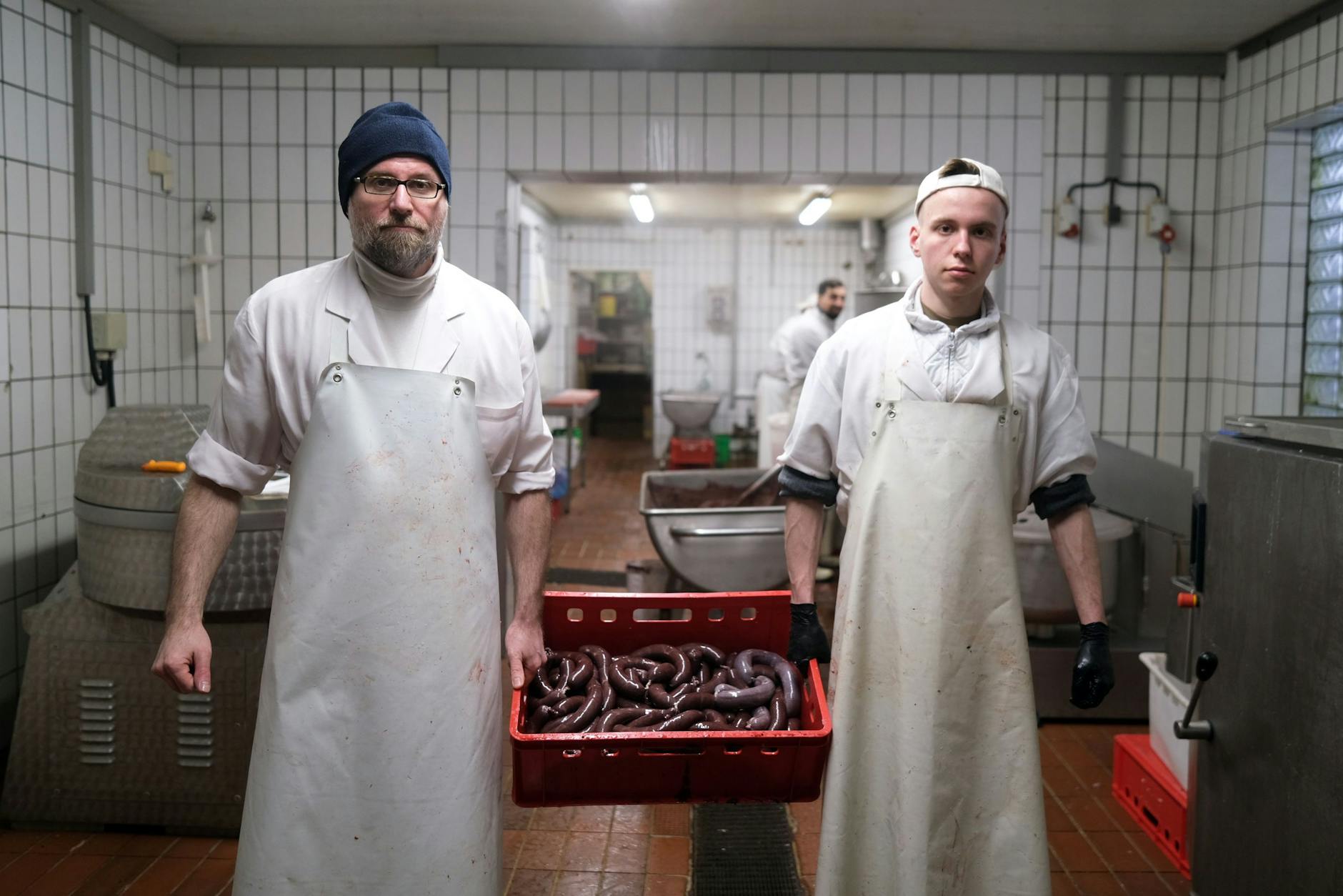 Fleischermeister Marcus Benser (l.) mit einem seiner zehn Mitarbeiter: seinem Sohn Louis