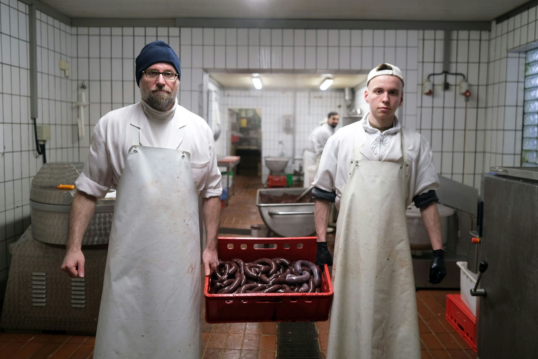 Fleischermeister Marcus Benser (l.) mit einem seiner zehn Mitarbeiter: seinem Sohn Louis