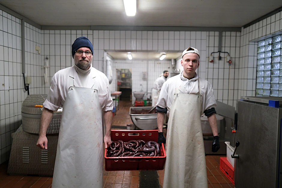 Fleischermeister Marcus Benser (l.) mit einem seiner zehn Mitarbeiter: seinem Sohn Louis