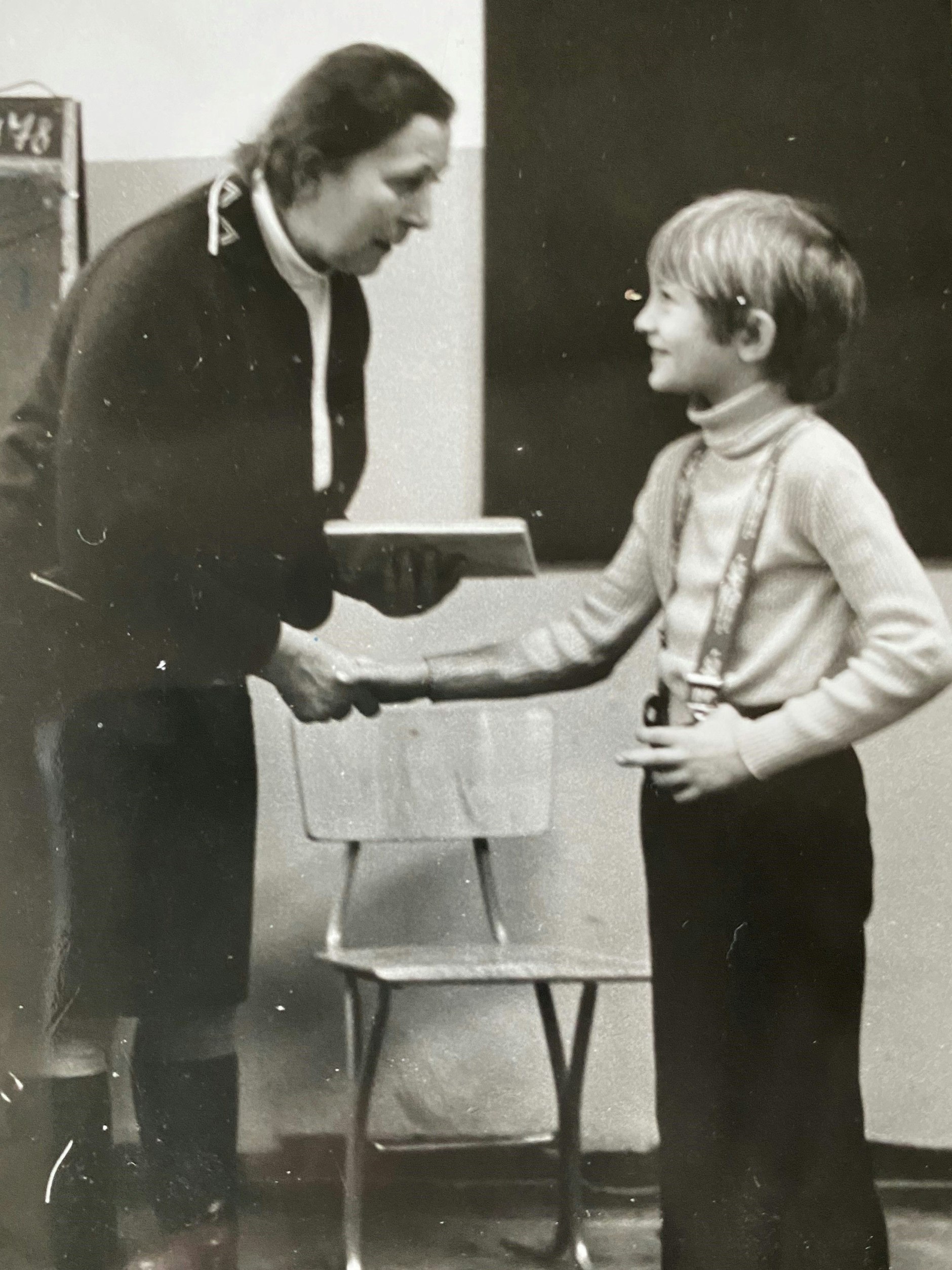 In der Schule: Björn Casapietra bekommt von der Lehrerin sein Zeugnis.