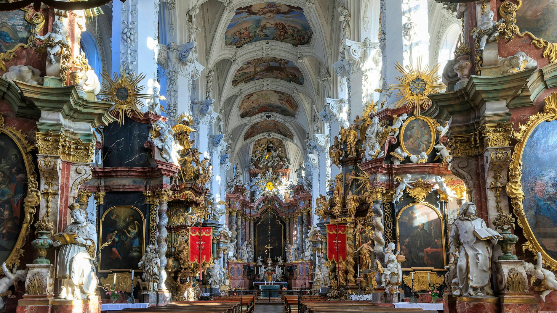 Gold, Gold, Gold: das prunkvolle Innere der Klosterkirche