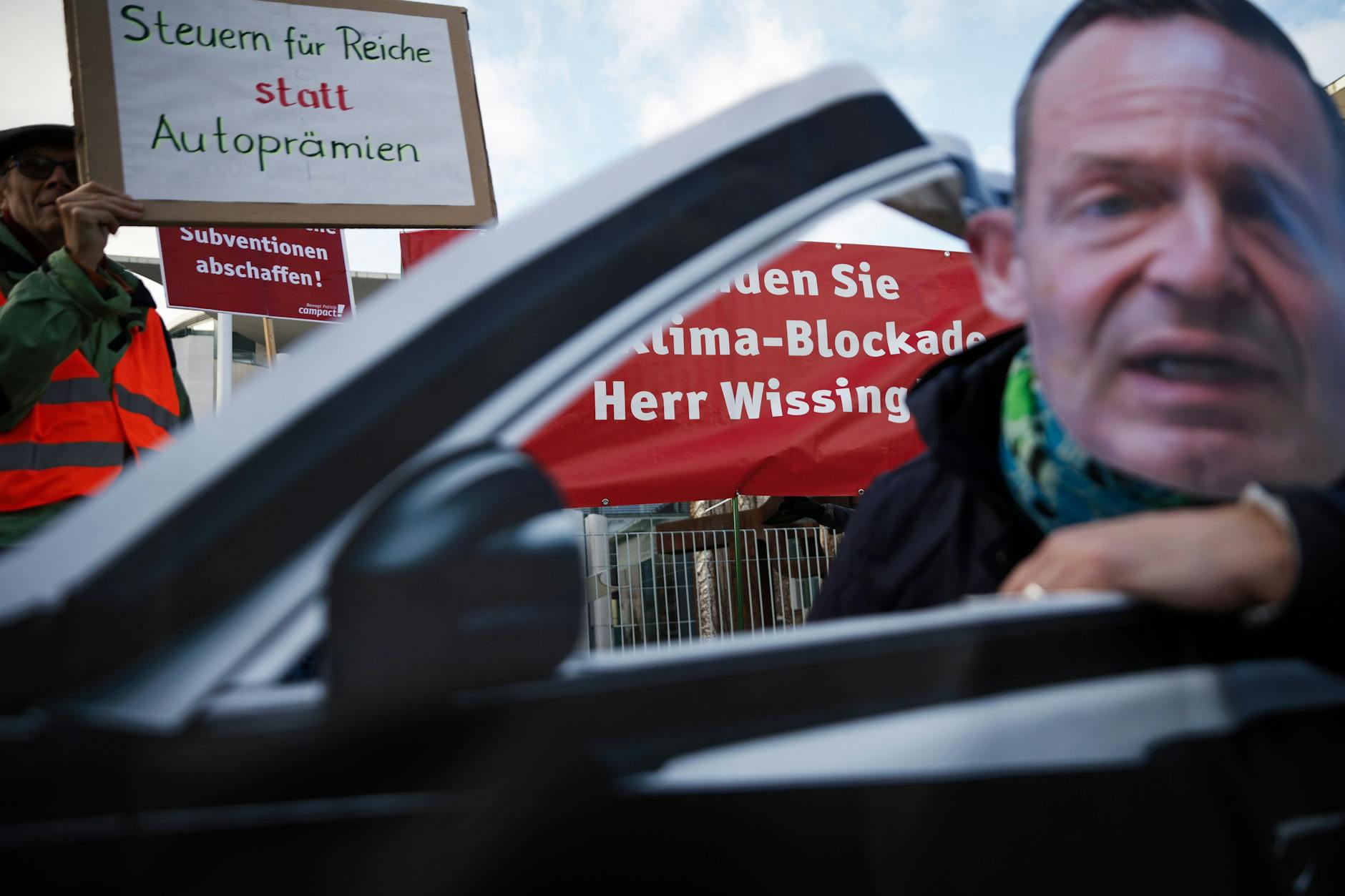 Demo gegen Verkehrsminister Wissing: „Weil Ampel Klimaziele verfehlt, schafft sie die Ziele ab!“