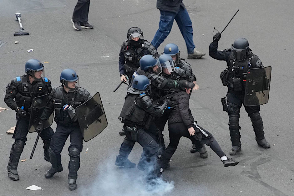 Bereitschaftspolizisten stoßen mit einem Demonstranten während einer Kundgebung zusammen. 