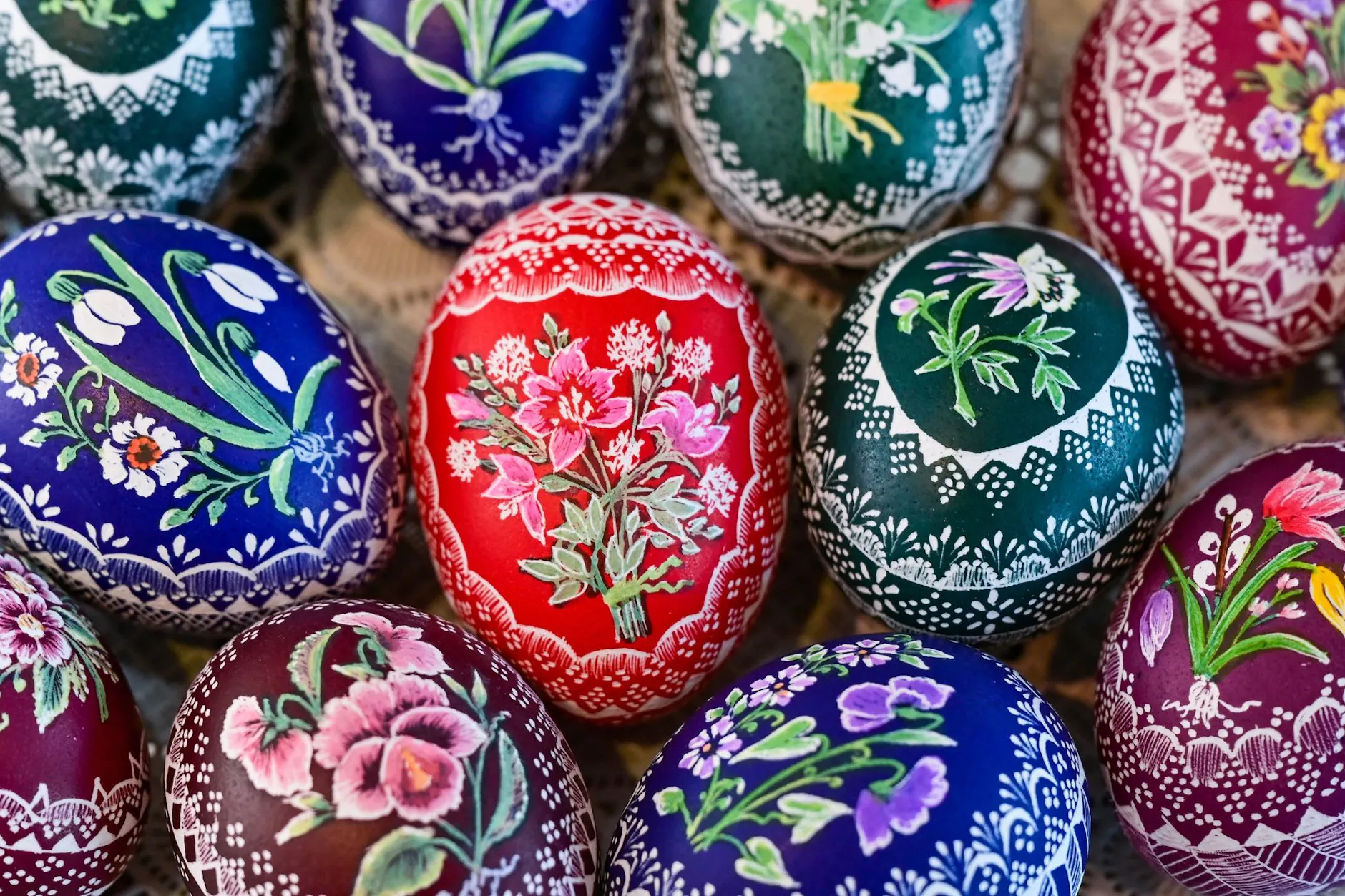 Bunte Eier sind ein fester Bestandteil von Osterbräuchen.