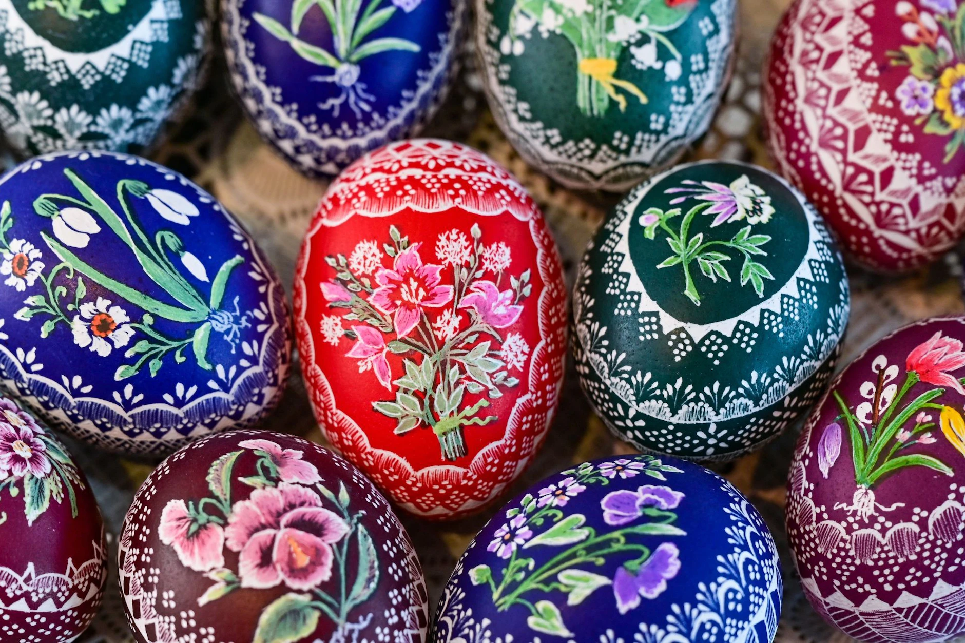 Bunte Eier sind ein fester Bestandteil von Osterbräuchen.