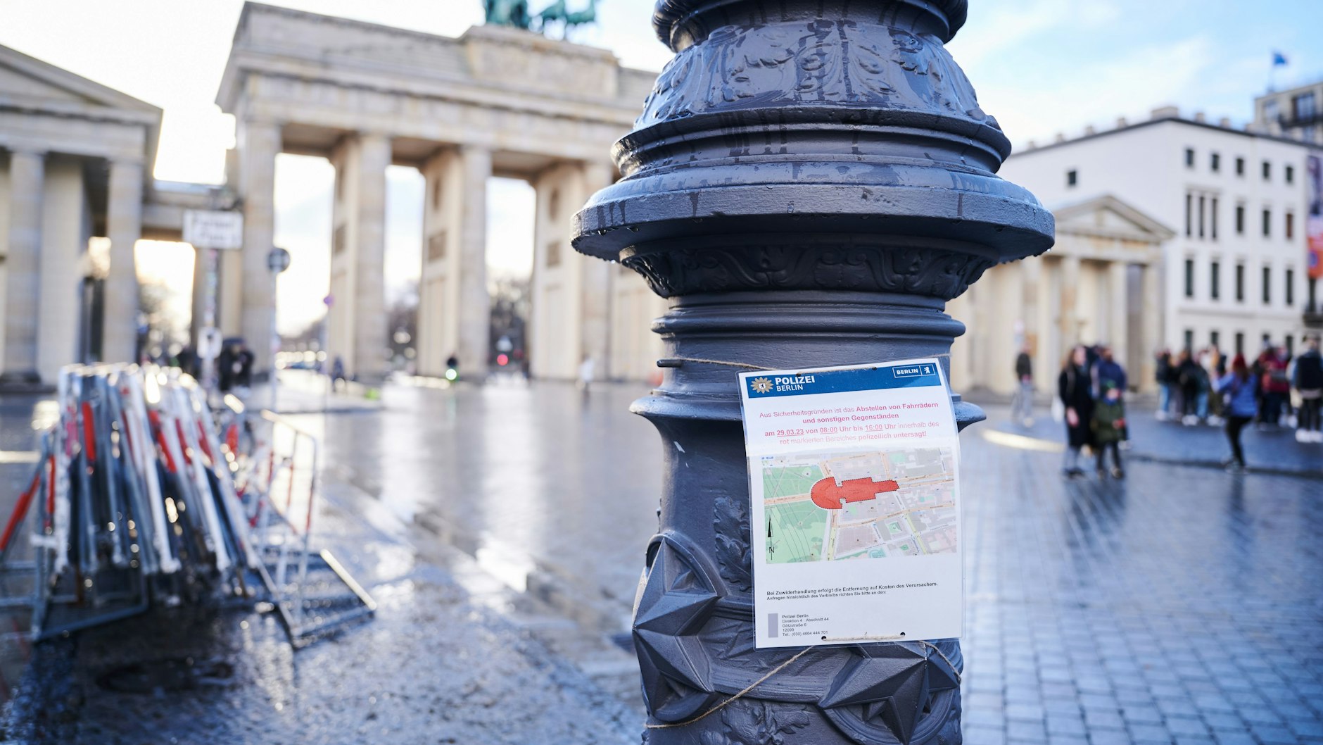 Rings um das Brandenburger Tor hängen Schilder der Polizei, die den rot markierten Sicherheitsbereich rund um den Pariser Platz anzeigen.