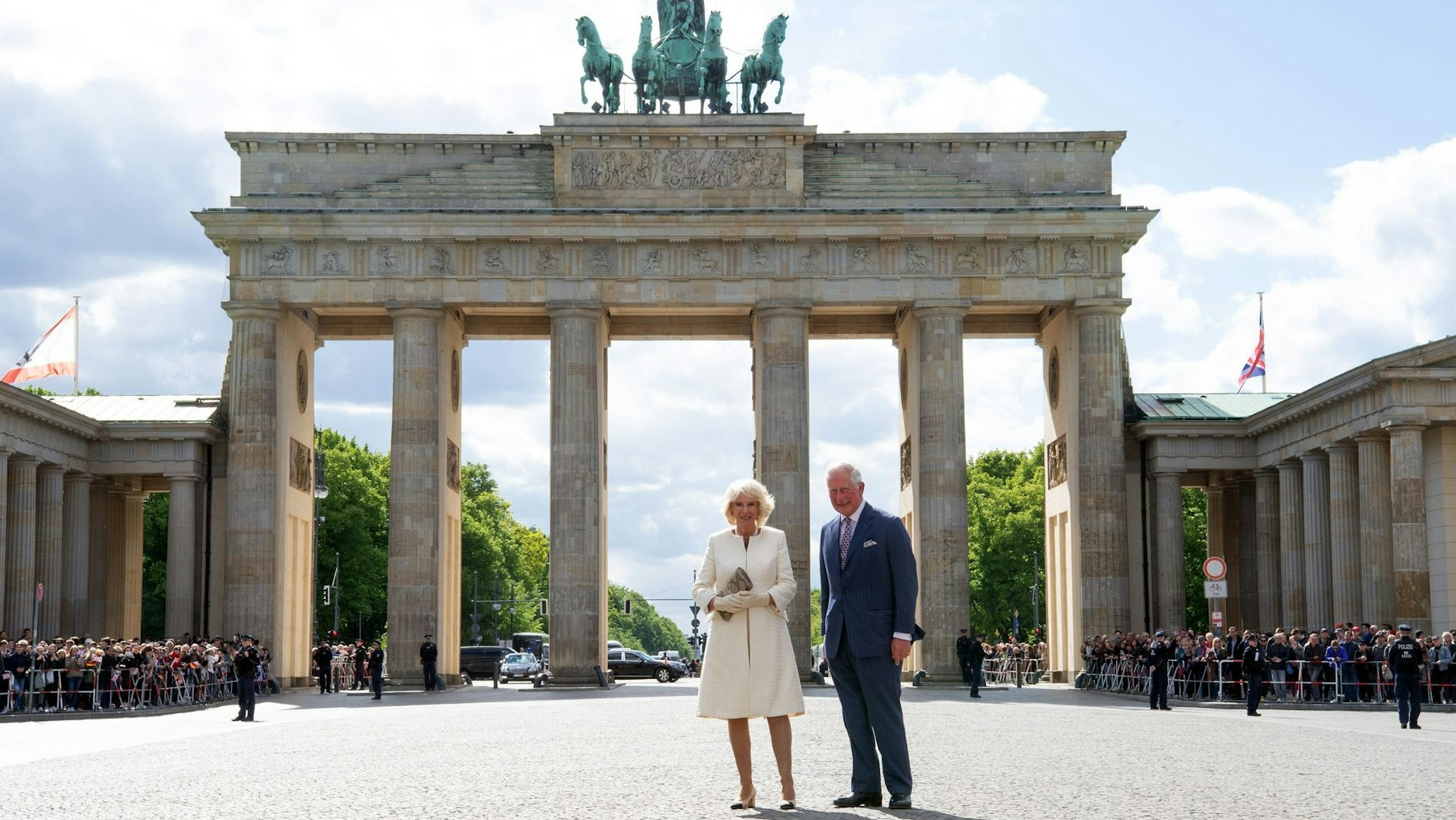 Mai 2019: der damalige Prinz Charles von Großbritannien und Ehefrau Camilla bei ihrem letzten Berlin-Besuch, auch damals mit Absperrgittern geschützt
