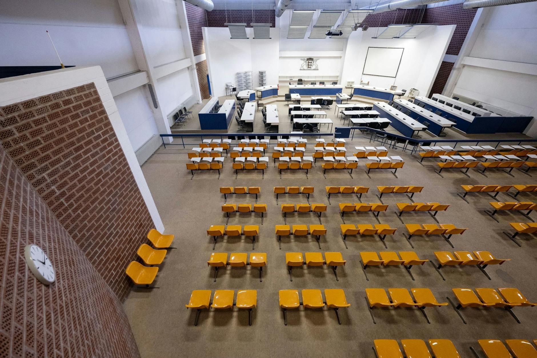 Blick in den Gerichtsaal und den Zuschauerbereich in Stuttgart-Stammheim.