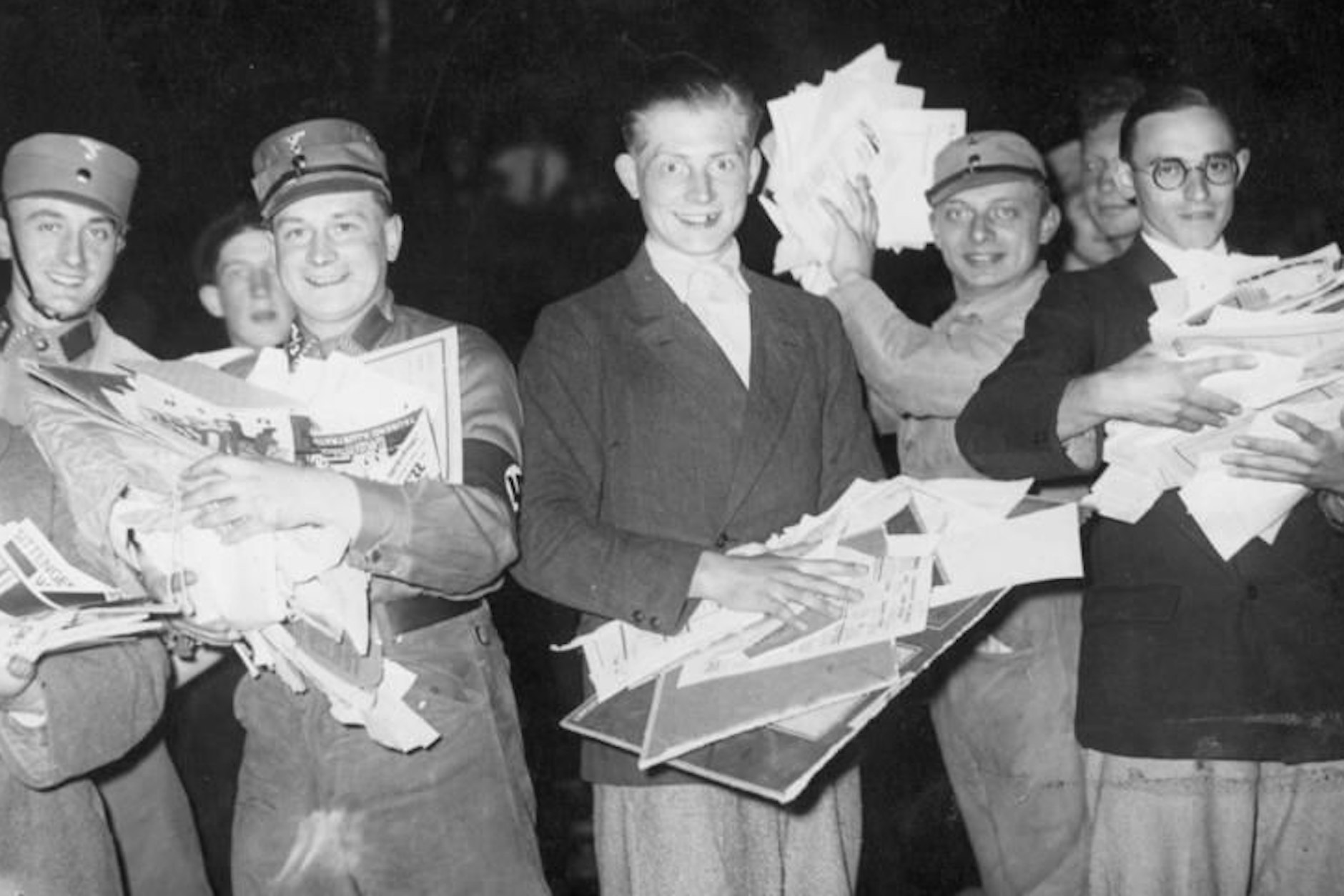 Berlin, 10. Mai 1933: So sieht der Triumph des Neids aus. Studenten und SA-Männer haben sich auf dem Berliner Opernplatz (heute Bebelplatz) „undeutsche“ Druckwerke gegriffen, um sie ins Feuer zu werfen.