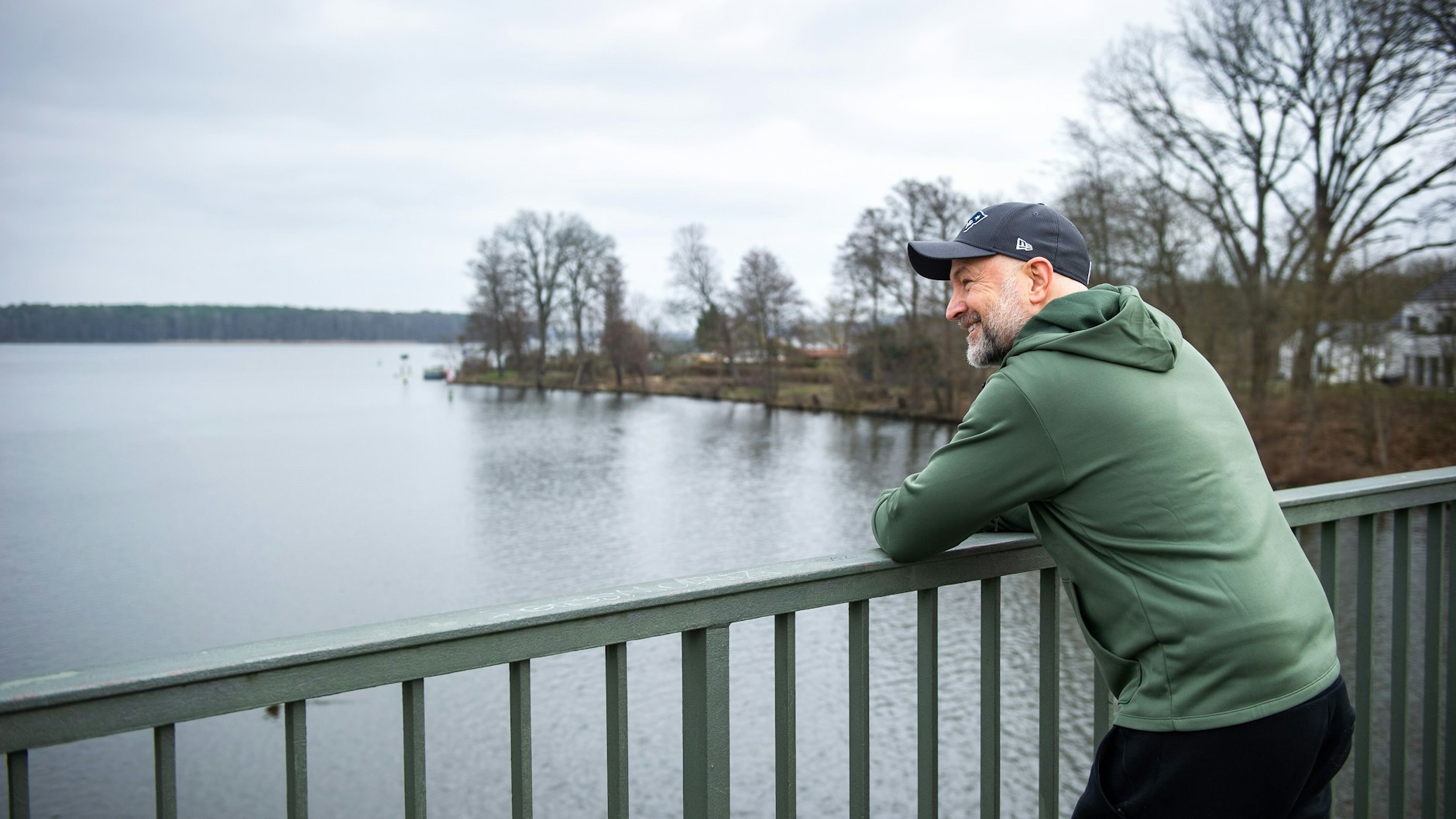 Björn Casapietra ist zurück in seine alte Heimat Schmöckwitz. Hier steht der Sänger an der Brücke, die zur anderen Ufer der Dahme zu dem Nachbarort Rauchfangswerder führt.