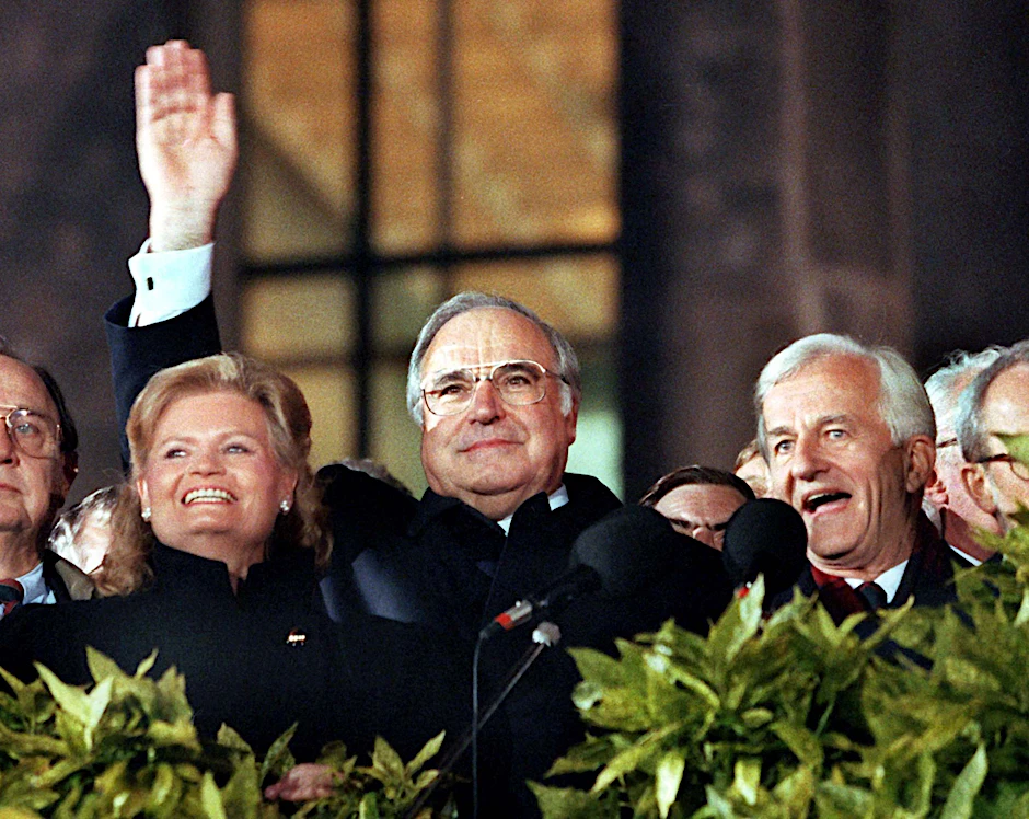 Helmut Kohl bei der Berliner Einheitsfeier 1990 vor dem Reichstag, links neben ihm seine Ehefrau Hannelore Kohl