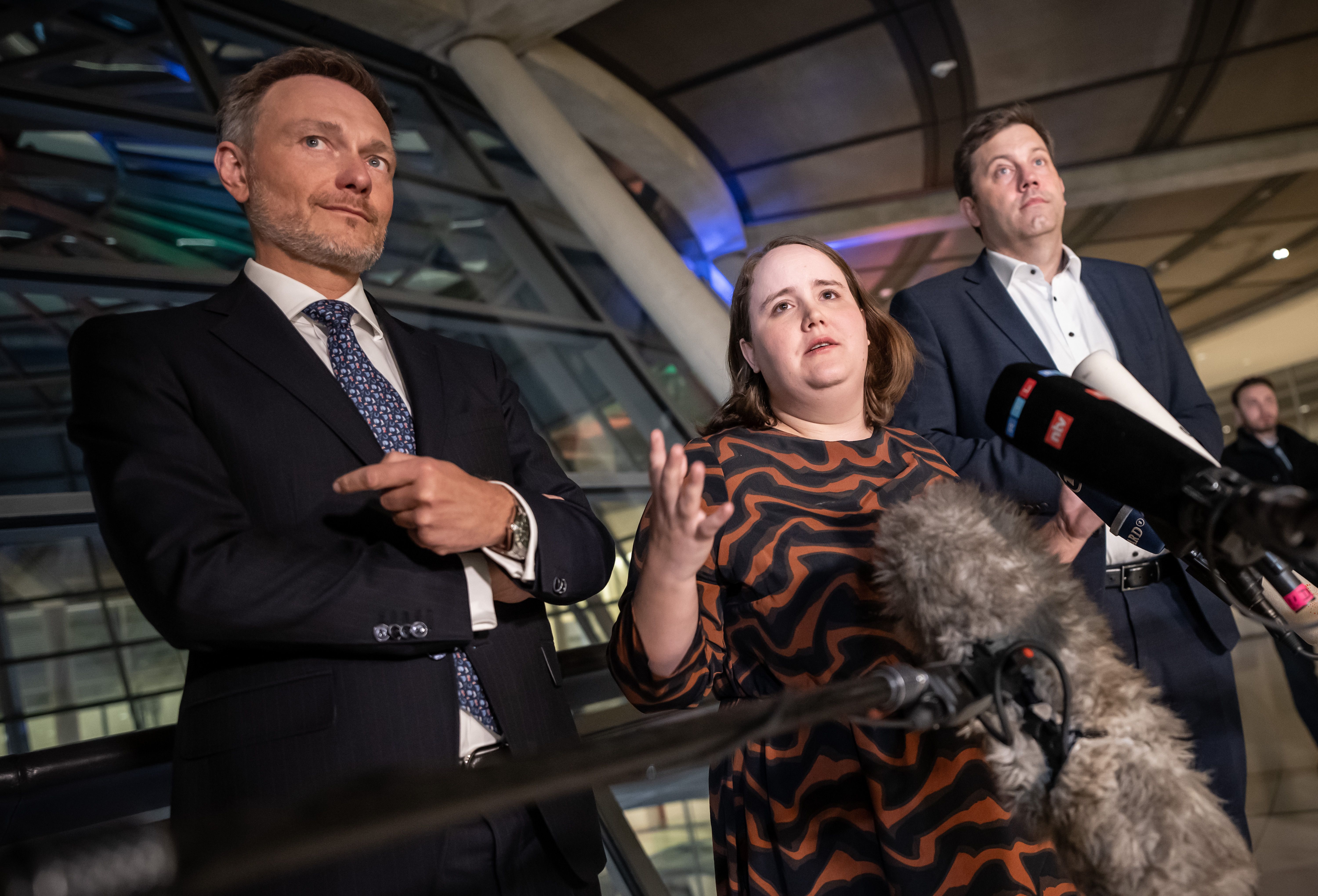 Image - Ampel-Koalition versucht Klima-Spagat: Gasheizungsverbot gekippt +++ Autobahnbau mit Solarausbau +++ Lkw-Maut für Bahn-Boom +++ Klima-Sparen jetzt sektorenübergreifend