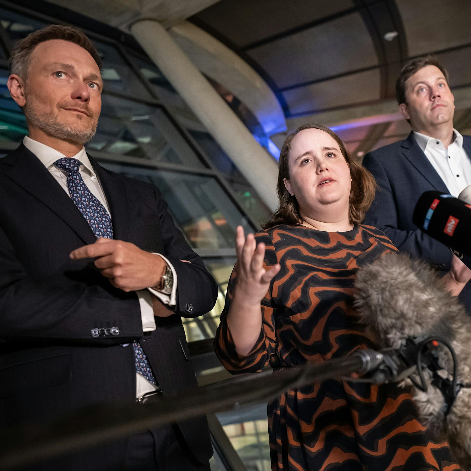 Ampel-Koalition versucht Klima-Spagat: Gasheizungsverbot gekippt +++ Autobahnbau mit Solarausbau +++ Lkw-Maut für Bahn-Boom +++ Klima-Sparen jetzt sektorenübergreifend